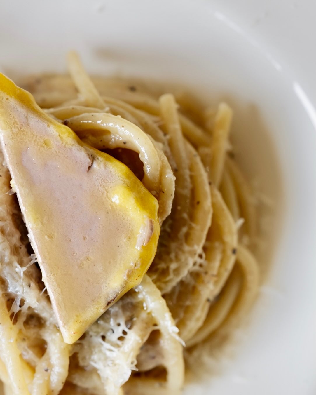 Next level spaghetti Cacio e Pepe 2.0 on the menu at Eastern. A classic with a twist - seasoned with organic duck liver. Both in the creamy sauce and on top. It turned out amazing.
Happy Easter from Marche and Ruffino