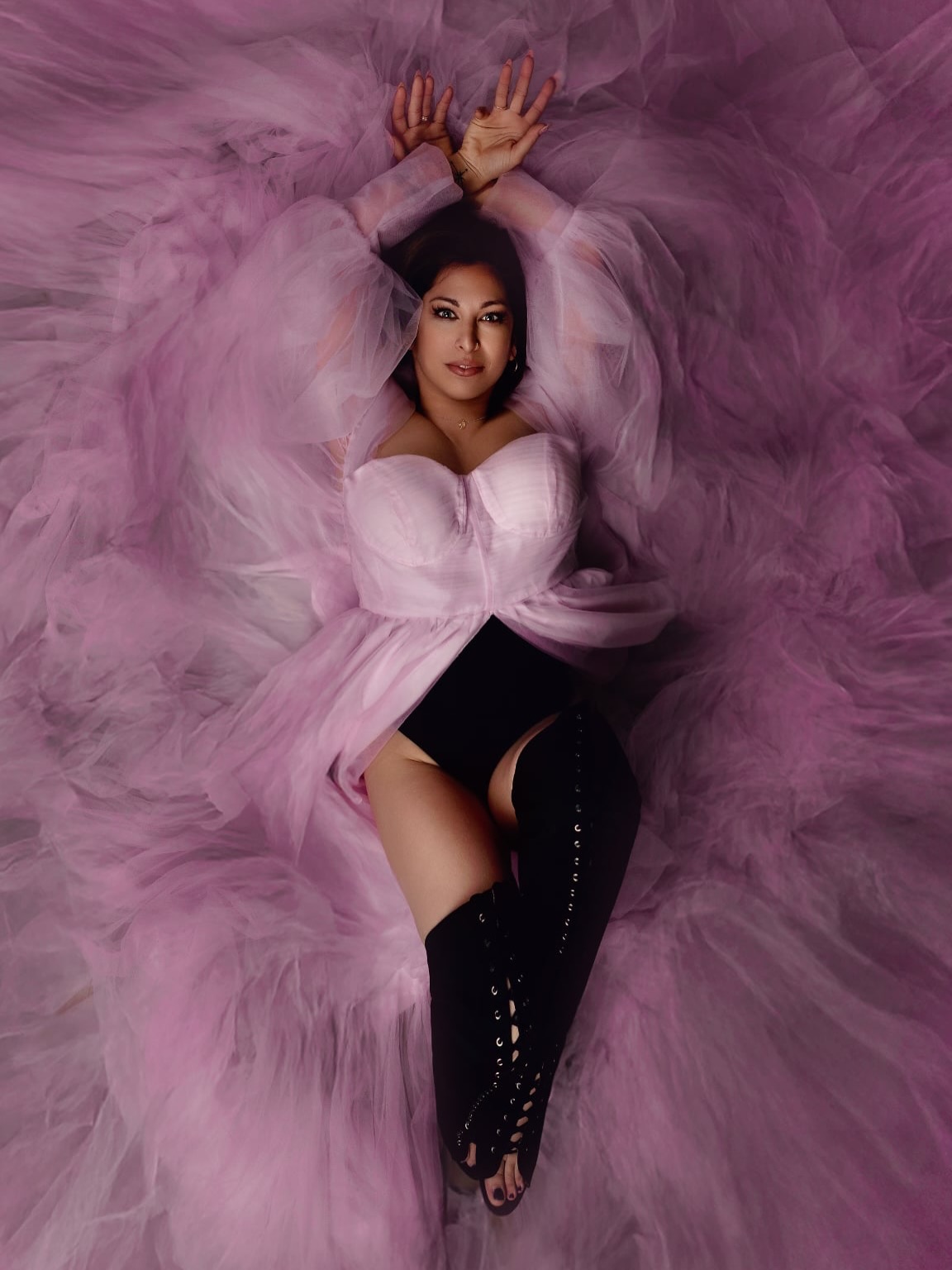 On croit souvent qu’il faut attendre d’être prête.
Plus mince. Plus confiante. Plus “comme il faut”.
Mais la vérité, c’est que le bon moment… n’existe pas.
Il y a juste celui où tu décides d’y aller.
Tel que tu es.
—
Osez vous révéler.
Bella Véra Studio Photos
#osezvousrévéler
#portraitfeminin
#photographestudio
#fineartportrait
#confianceensoi