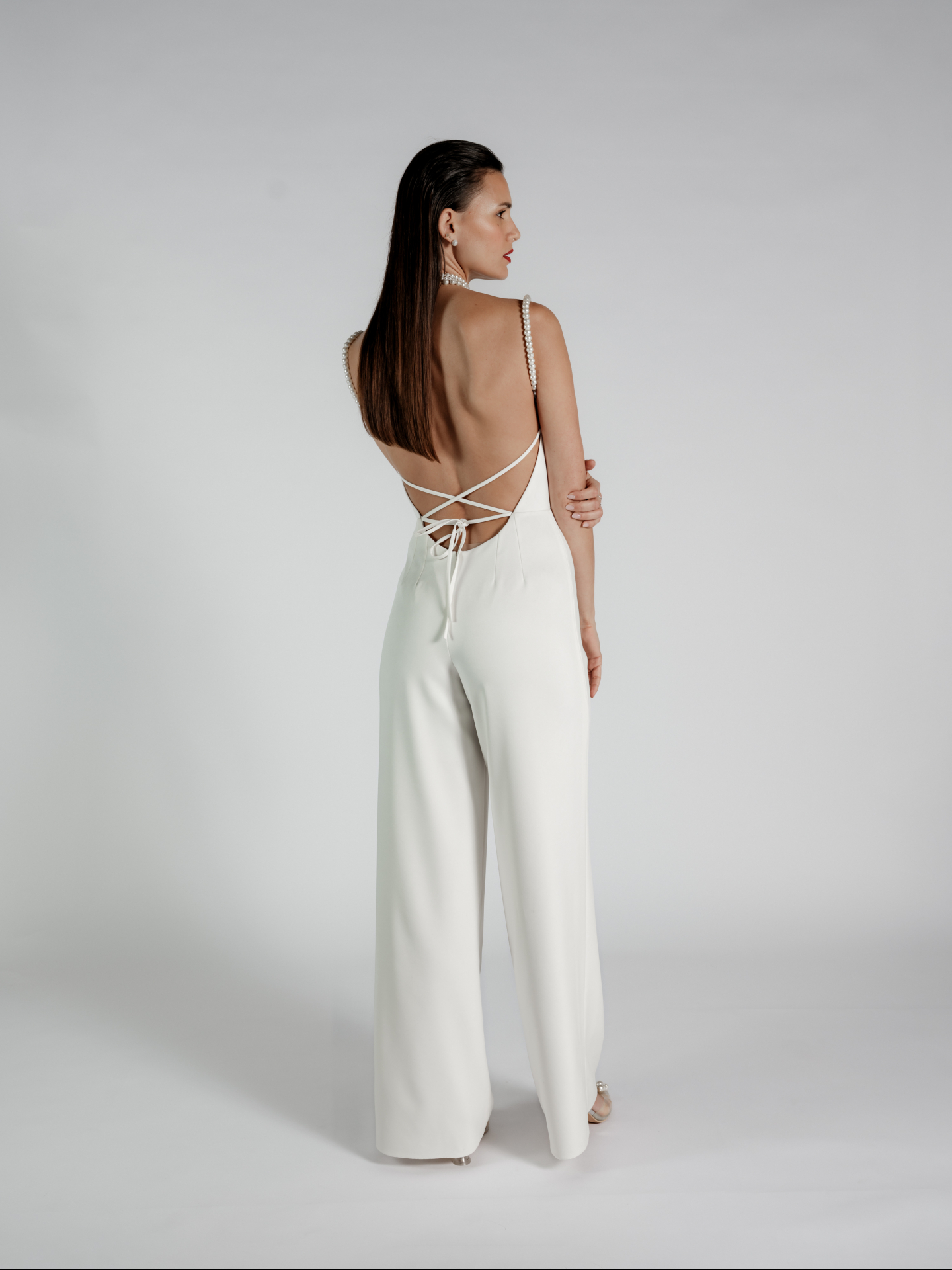 Zoom sur ta combinaison mariage NEO 🤍
Envie de casser les codes du mariage ? NEO est la réponse idéale pour une mariée qui veut marquer les esprits par son audace et sa modernité !
Cette combinaison en crêpe uni se distingue par son pantalon large au tombé magistral et son bustier délicatement plissé. Mais le véritable secret de son charme réside dans son dos nu spectaculaire, souligné par un jeu de laçage croisé et des bretelles perlées qui captent la lumière à chaque pas.
Envie de l'essayer ? Réserve ton moment privilégié via le lien en bio !
Je suis Manon Gontero, créatrice de robes de mariée depuis plus de 15 ans et je t’attends à l’atelier pour qu’on l’essaie ensemble et qu’on imagine ta version sur-mesure.
________
NEO est portée par @carolinegiacosa_ photographié par @laure.stefanini avec une mise en beauté @m.u.o.s_artist et les bijoux : @paviotcreateur
#combinaisonmariee #creatricerobedemariee #bridallook #madeinfrance #mariagecivil