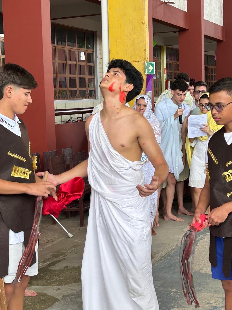 Hoje foi dia de registrar momentos marcantes! 📸✨
Nossos alunos deram vida à história da Paixão de Cristo em uma apresentação linda e cheia de emoção. Cada foto carrega um pedacinho desse momento especial, repleto de fé, dedicação e significado. ✝️💙
#PaixãoDeCristo #RegistrosEspeciais #EducaçãoComAmor #Fé #MomentosQueMarcam