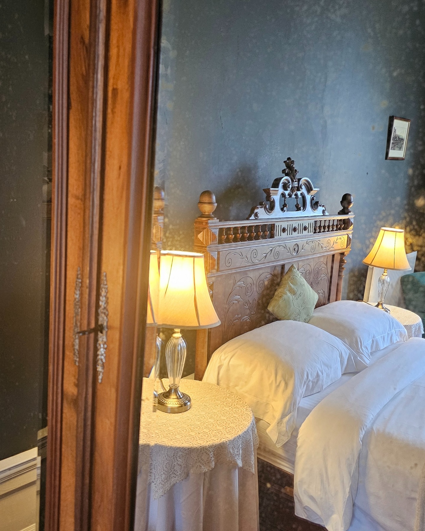 Big group trip? The shared spaces matter — but so do the rooms you retreat to.
12 ensuite bedrooms, proper comfy beds, and a calm place to switch off after a day in the fresh Kintyre air.
Together time + breathing space = the best kind of holiday.
Planning a group getaway? Bakinakill is perfect for family reunions, weekends with friends, and those milestone birthday celebrations. Drop us a message and we’ll check availability for your dates.