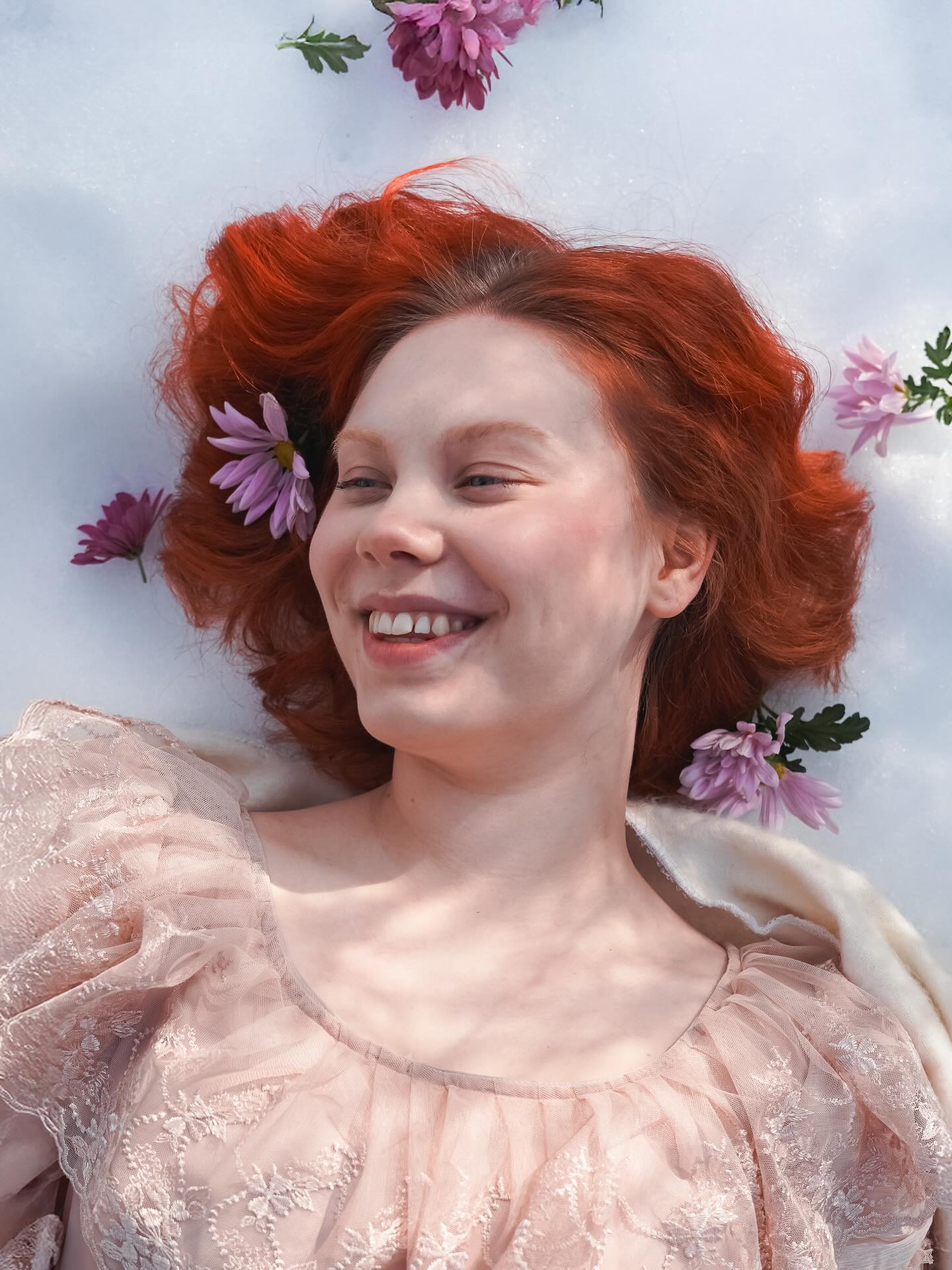 Pikku naisia - sisarusten esittely: Amy March - nuori
Nuori Amy on kunnianhimoinen, kaunis ja määrätietoinen - ja samalla herkkä, terävä ja täynnä ristiriitoja. Aikuisuuden kynnyksellä hän löytää oman äänensä ja taiteellisen kutsumuksensa. Hänen matkansa kohti itsenäisyyttä on yksi Pikku naisten koskettavimmista ja kauneimmista kaarista.
Nuoren Amyn roolissa loistaa valloittava Helmi Oja, joka on jo nuoresta iästään huolimatta kokenut teatterintekijä. Viime kesänä hän hurmasi Järvenpään kesäteatterissa Prinsessa Pikkiriikkinä, ja syksyllä hänet nähdään jälleen Järvenpään teatterin ohjelmistoon palaavassa Idän pikajunan arvoituksessa.
"Roolihahmoni Amy on hyvällä tavalla diiva. Hän on monitasoinen persoona: toisaalta herkkä ja kuitenkin pippurinen nuori nainen, romanttinen ja rakkautta kaipaava." -Helmi
Helmi haluaa tehdä teatteria kertoakseen tarinoita, jotka herättävät tunteita ja ajatuksia.
Ensi-ilta 13.6.2026
Louisa May Alcott
Näyttämösovitus Heini Vahtera
Ohjaus Sirpa Riuttala
Järvenpään Vanhankylänniemessä
#Järvenpäänteatteri #Järvenpäänkesäteatteri #kesäteatteri #Pikkunaisia #kesä2026
Kuva: Hanna Erämaja