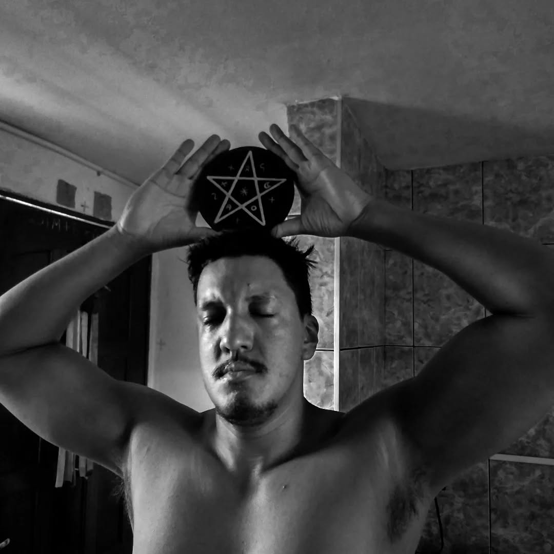 O pentagrama, estrela de cinco pontas, é um dos símbolos mais antigos da magia, representa o espírito dominando os elementos da criação. O círculo que o envolve, sem início nem fim, expressa o infinito a união entre o humano e o eterno. Dentro dele, múltiplos sinais revelam mistérios: a Roda do Ano com seus oito ritos, as forças duais simbolizadas pelas serpentes, e a Deusa tríplice nas fases da lua e também surgem os antigos rostos do Deus da vida e morte, fertilidade e além.
Mais do que um símbolo, o pentagrama é um mapa iniciático um reflexo do corpo, do cosmos e do caminho da bruxa.
.
Pantáculo inspirado no Pentaculo de Doreen Valiente.
#pentacle #magic #witchcraft #tradwitch #doreenvaliente