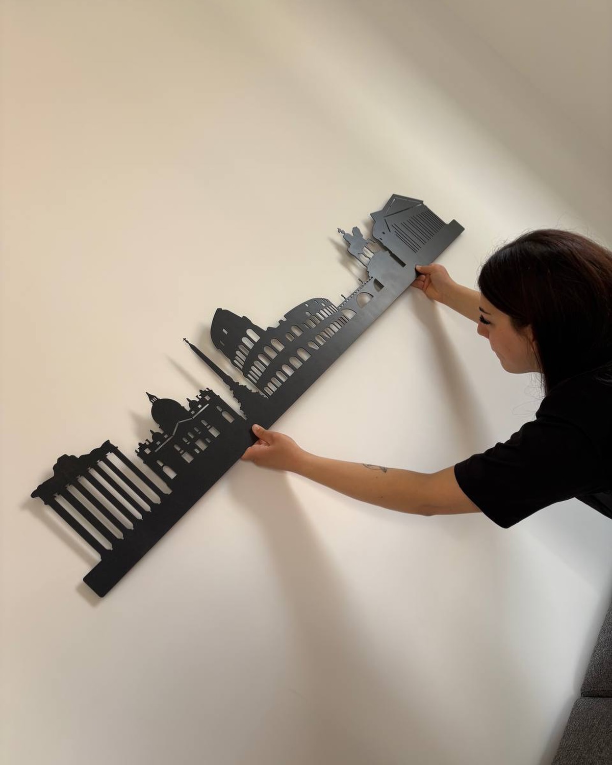 Le linee della Città Eterna, l’anima di BeWall. 🏛️
Questo skyline non è solo un murale, ma il racconto delle nostre radici: un omaggio a Roma, dove la nostra visione ha preso forma tra storia e bellezza senza tempo. ❤️
Ogni luogo ha un’anima unica. Qual è la città che definisce la tua? 📍
Tu di che città sei? 📍🗺️
Scrivilo nei commenti.