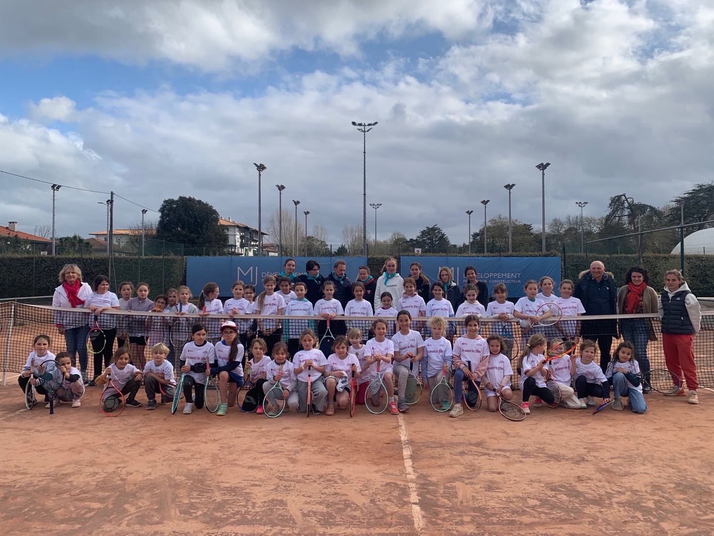 46 filles venues de 10 clubs de la Côte basque ont répondu présentes pour l’animation “En avant les filles”, mise en place par la Ligue Nouvelle-Aquitaine 💪🎾
Un grand merci au BO pour l’encadrement, l’organisation et la mise à disposition des courts !
@lnatennis @tennis.64 @elsateiletche @tennisaviron @tennis_anglet @tennisclubluzienofficiel @tennisclubguethary