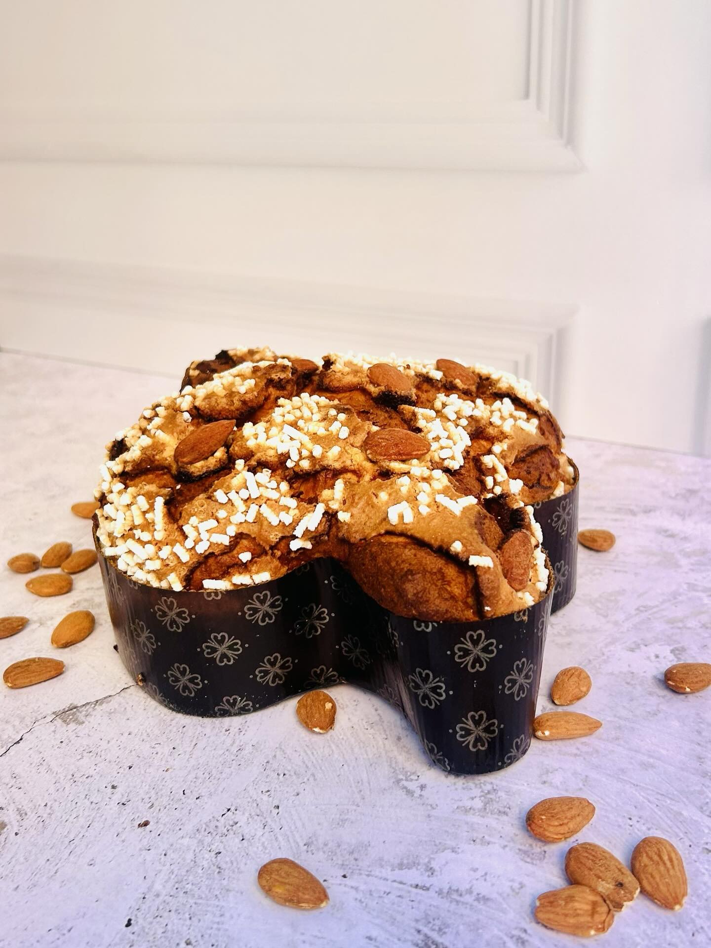 La Colomba rappresenta l’arrivo della primavera: una dolce paloma che porta con sé un messaggio di pace. Estrarre gli stampi e creare un piccolo stormo di colombe è uno di quei momenti dell’anno che ci riempiono di gioia. 🕊
Impasto a lenta lievitazione artigianale, canditi profumati, crosta croccante di zucchero e mandorle per la ricetta tradizionale.
Disponibili anche le varianti con gocce di cioccolato oppure glassa al cioccolato o pistacchio su richiesta.
Naturalmente gluten free, e così leggera darisultare sorprendentemente digeribile.
Le Colombe di #LaSpigaAmica vi aspettano nei nostri negozi:
📍Bologna – via Petrarca 13/2, zona San Mamolo
📍Milano – via Caravaggio 14, zona Solari
💬 Per ordini e informazioni, scriveteci su WhatsApp al 339 684 4440
#pasticceriaglutenfree #prodottiartigianalisenzaglutine#glutenfree #glutenfreemilano