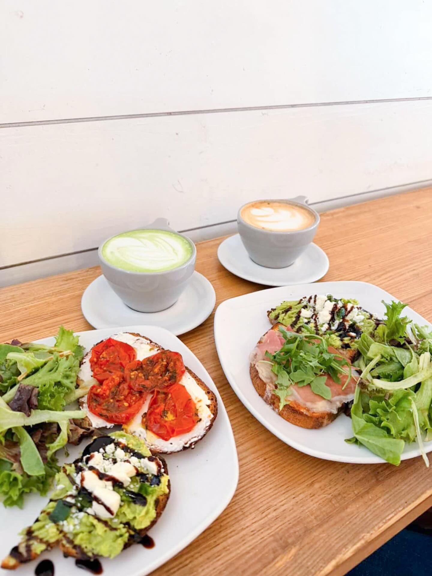 Toast it up 🍞🍎🥑🥬
Fresh plates, green sips, and your daily latte fix✨
📸: @imdaniellejordan