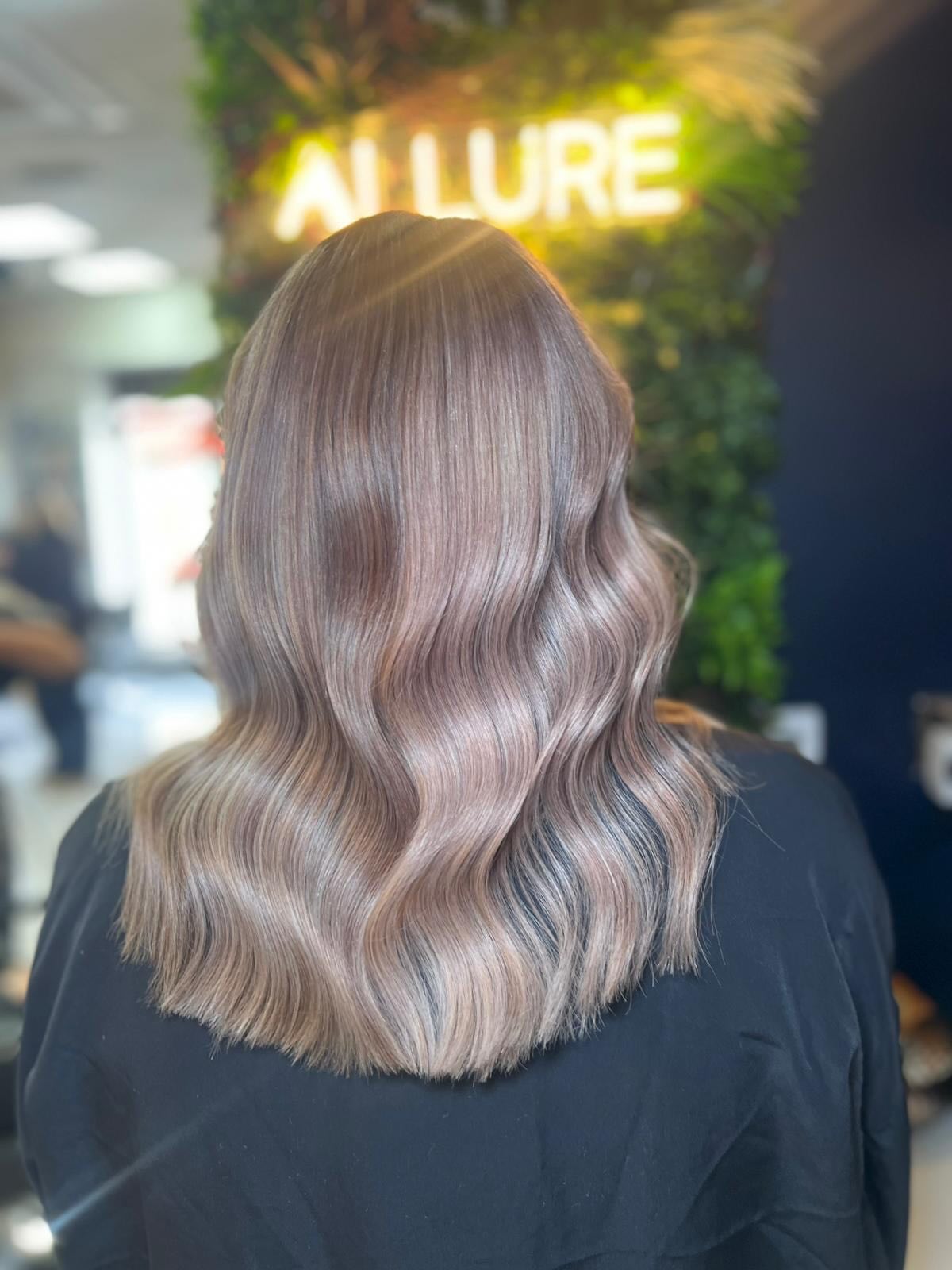Soft, dimensional glow ✨
This full head of highlights adds the perfect blend of brightness and depth for a seamless, natural finish. Finished with loose waves to show off every tone 🤍 By stylist Chloe Olivia✨
@lorealpro_education_uki @lorealpro