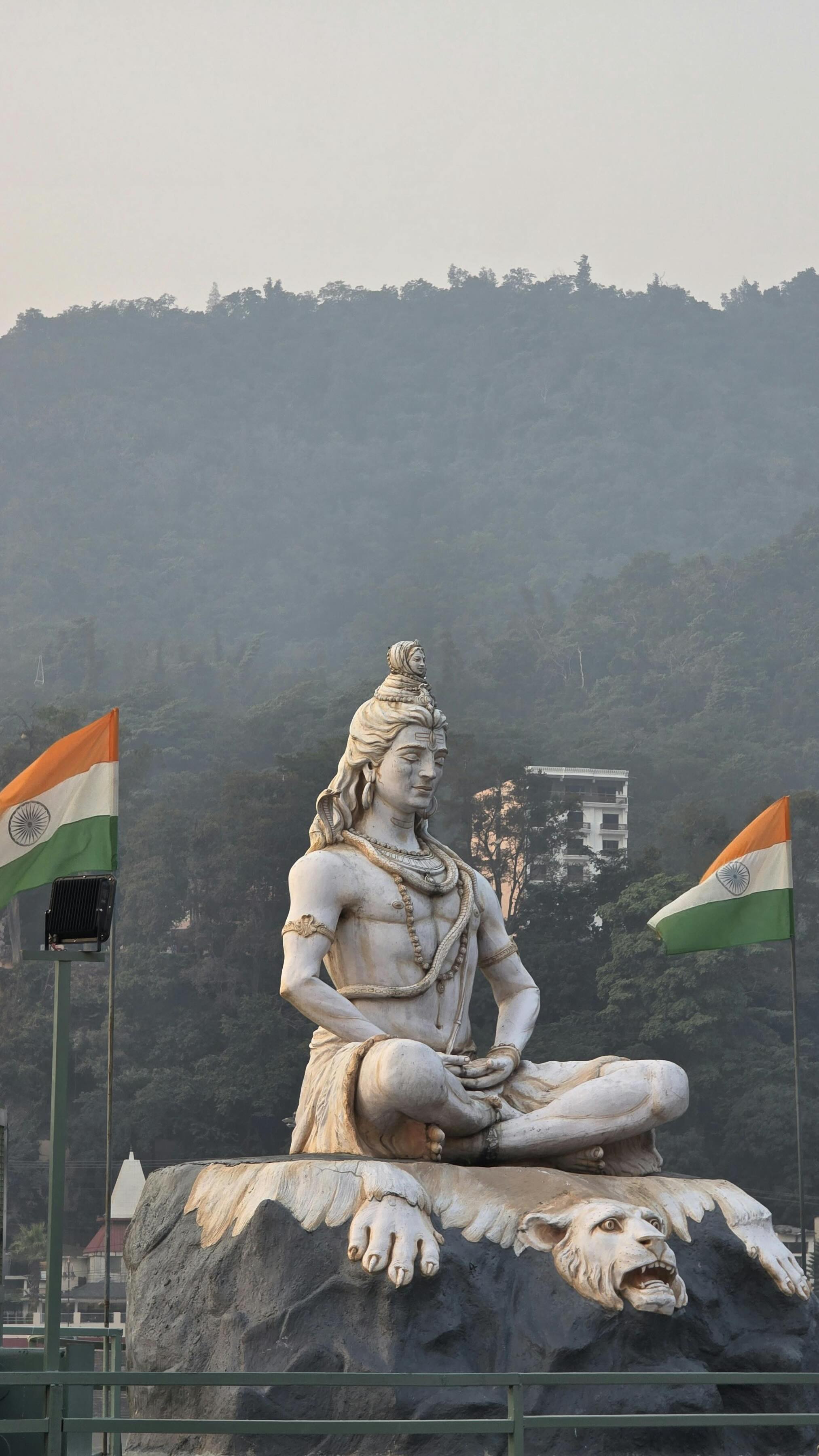 Sono da poco rientrata dal viaggio nel Nord dell’India con i due gruppi e rivedere questi momenti registrati durante quei giorni mi emoziona già ✨🥲
Ci sono esperienze che non si esauriscono mentre le vivi perché continuano a lavorare interiormente e a riemergere nel corso della quotidianità.
Grazie davvero a tutte le persone che hanno condiviso questo viaggio con me! Grazie per la presenza, per i momenti di condivisione e la fiducia 🙏🏻
L’India è un luogo difficile da spiegare con poche parole: più che vedere si tratta di sentire.
Lì c’è un’energia antica, così intensa e concentrata nel tempo che una volta incontrata non si dimentica più.
A chi non ci è ancora stato auguro almeno una volta di poterla vivere! 🫂
Vi abbraccio ❤️
#rishikesh #india #northindia #spiritualità #yogaitalia