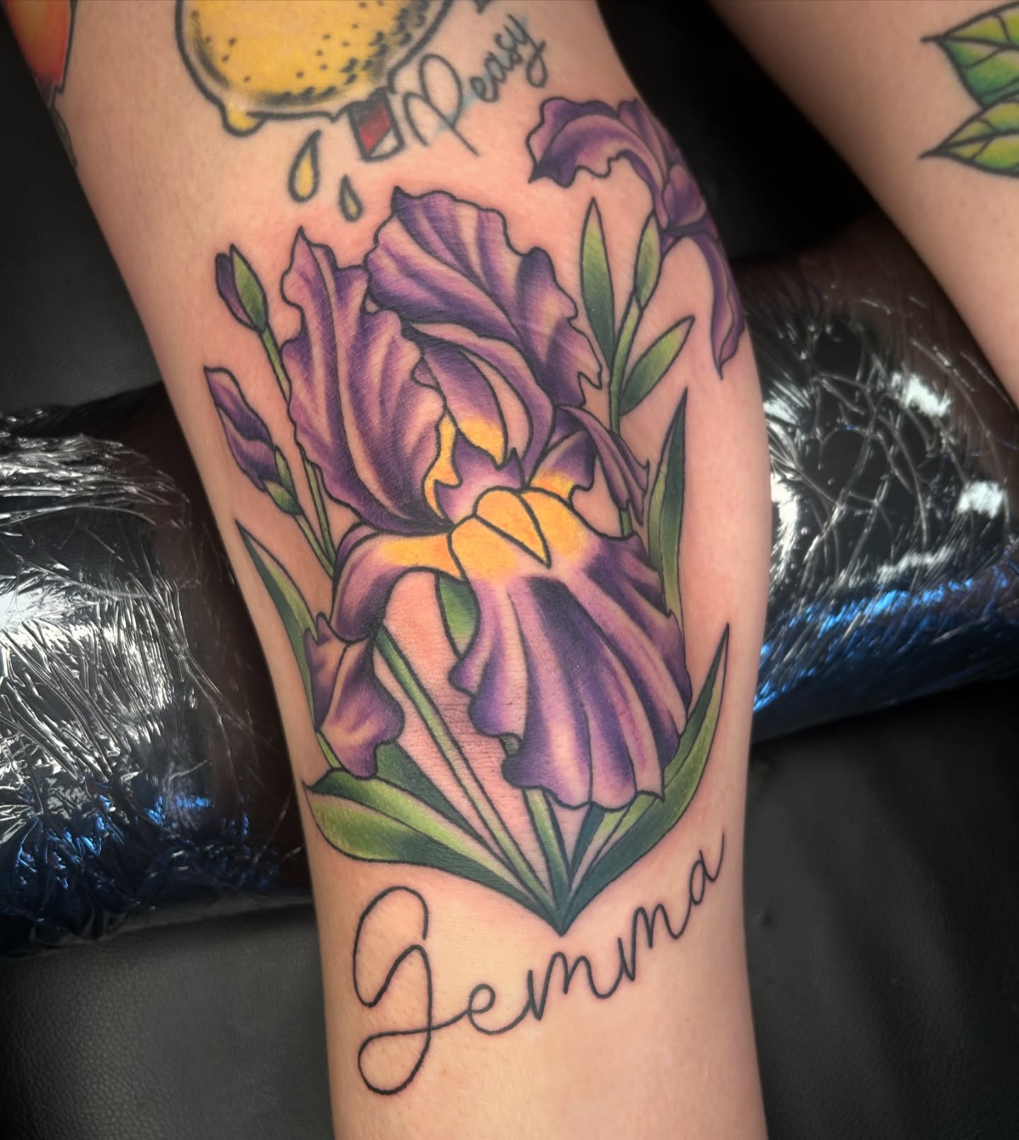 💜 I swear every girl I tattoo could probably beat me up in a fight cause DAMN. One shot color knee tattoo for @caarliiee , meanwhile I still have one knee only outlined for the past like 3 years 🤣
.
.
.
#iristattoo #kneetattoo #flowertattoo #pghtattooer #pittsburghtattooartist