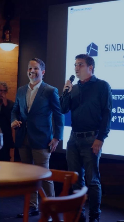 O Sinduscon Anápolis reuniu lideranças políticas e empresariais para a apresentação dos Dados do Mercado Imobiliário do 4º trimestre de 2025. A reunião destacou a força e a resiliência do setor, além de fortalecer o diálogo entre a iniciativa privada e o poder público.
Com a participação de diretores, associados, convidados e autoridades políticas, entre elas o deputado federal Gustavo Gayer, o deputado estadual Amilton Filho, o prefeito de Anápolis, Márcio Corrêa, e a presidente da Câmara Municipal, Andreia Rezende.
A reunião também promoveu a integração entre empresas que impulsionam o desenvolvimento da construção civil em Anápolis, proporcionando um momento de networking, no qual os associados patrocinadores puderam apresentar suas empresas, produtos e áreas de atuação. Participaram desse momento o Grupo Wooba, a JS Construtora, a Isoeste Metálica e a anfitriã Lírios Incorporação & Urbanismo.