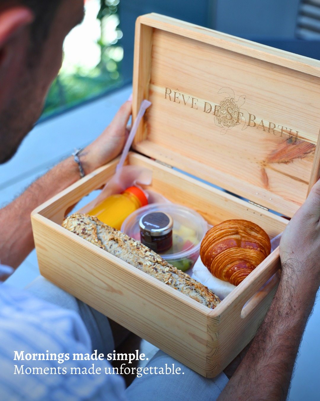 🇫🇷 Commencer la journée en douceur. Une box petit-déjeuner livrée directement à la villa, prête à être savourée face au soleil.
—————
🇺🇸 Start your day the gentle way. A breakfast box delivered straight to your villa, ready to be enjoyed with a view.
#SaintBarth #Island #Breakfast #Brunch #Villa