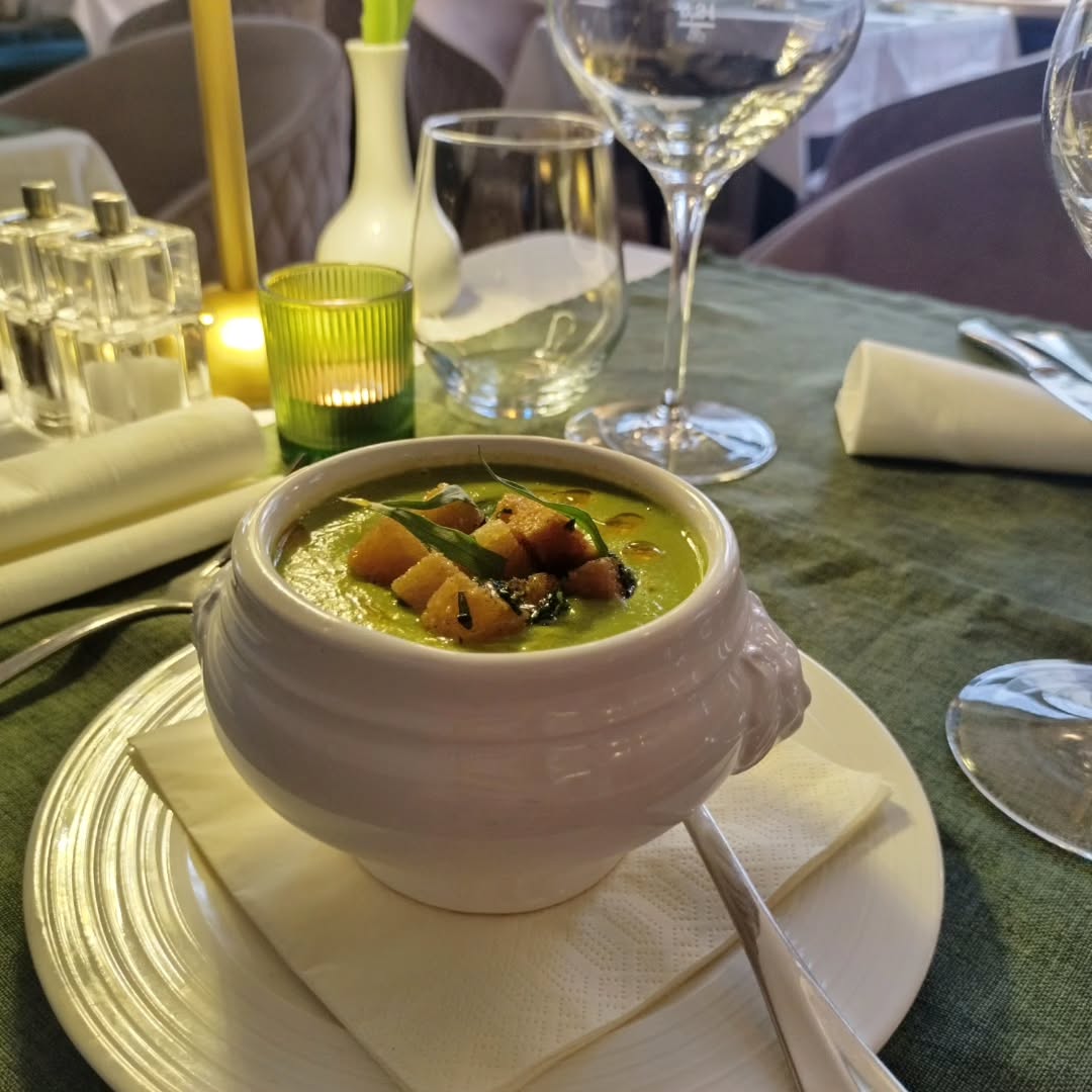 Der #frühling zeigt sich auf unsere Speisekarte ab heute mit Frische und Leichtigkeit. 🌱🌞
🍽️ Velouté aux Petit Pois - Erbsensuppe mit Minze und Estragon
Wir freuen uns auf Euren Besuch!
/Mara
#rostock #frenchrestaurant #veganfood #veganrestaurant