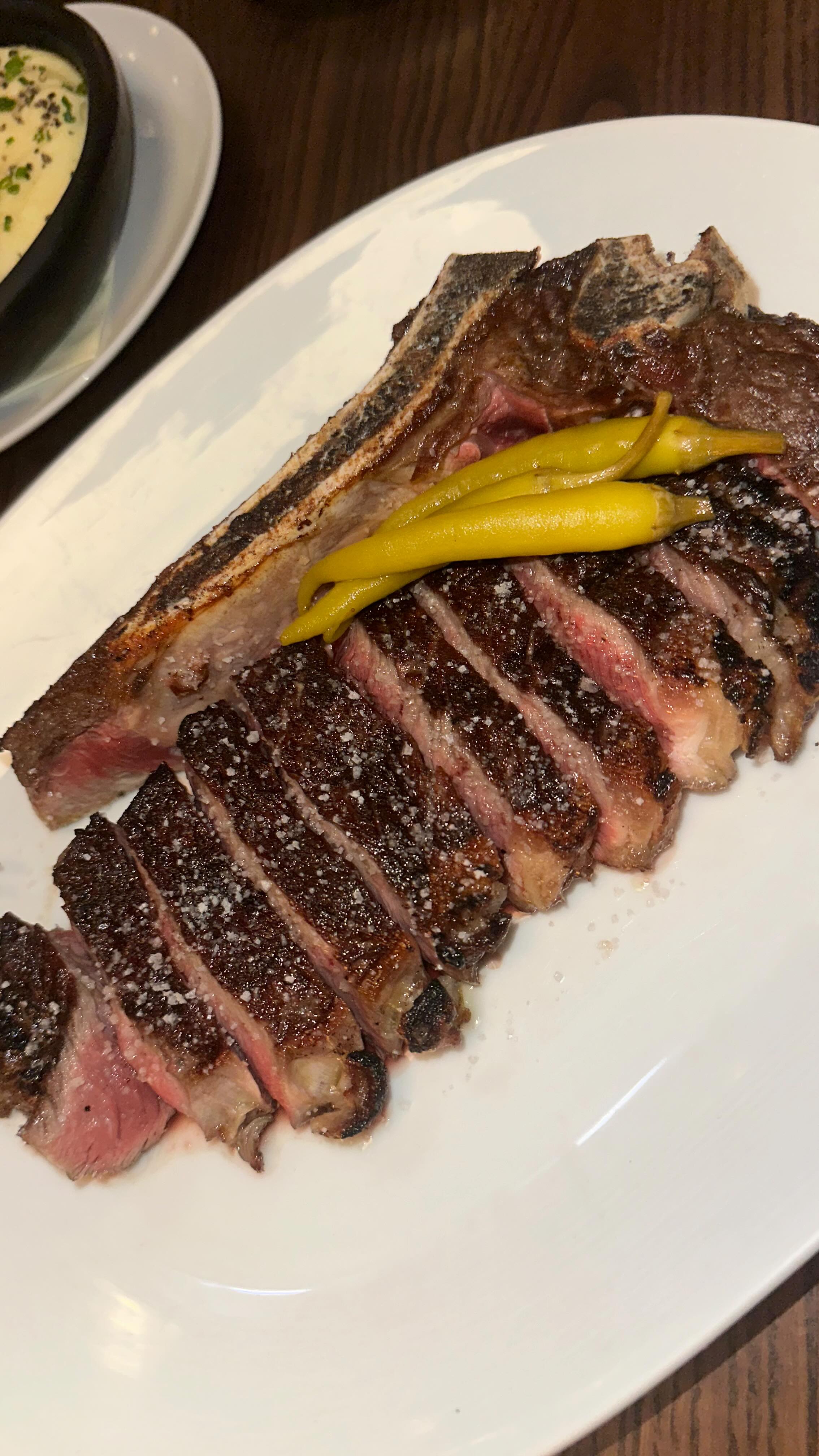 Ranked the #1 steakhouse in America — and yes, it lives up to it. 🥩✨
The Galiciana Steak stole the show, but the crab-forward arroz cremoso and melt-in-your-mouth 5J Ibérico deserve their moment too. 🍽️
#chicago #chicagofood #steakhouse #chicagorestaurants