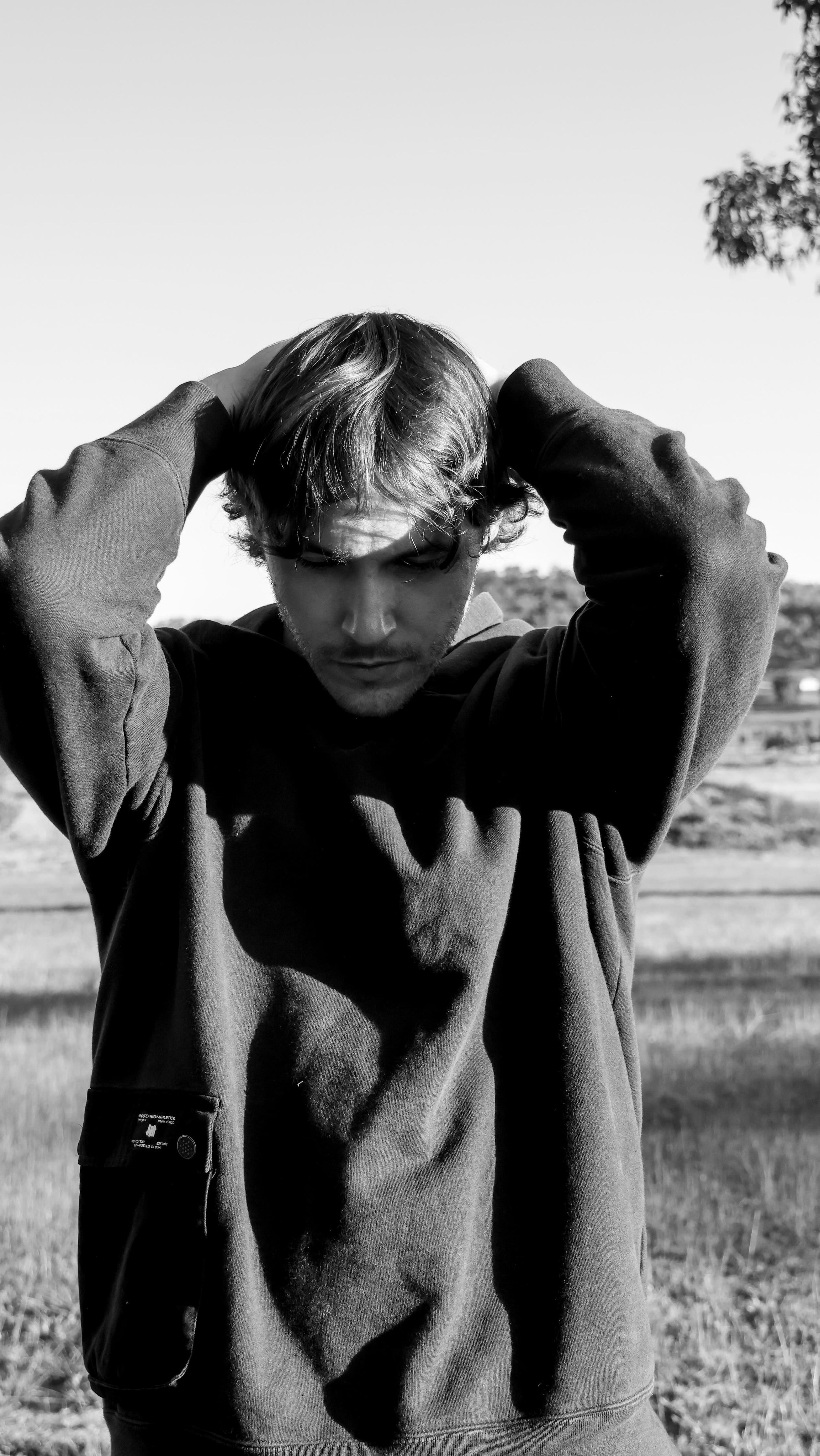 @itsbladehooper is a Meanjin/Brisbane based artist blending raw alt-rock energy with ethereal acoustic textures and lo-fi experimental touches. His music navigates the intimate spaces between vulnerability and intensity, crafting soundscapes that are as emotionally resonant as they are sonically adventurous. Drawing on personal experiences with mental health, trauma, and relationships, Blade channels honesty and introspection into every track, creating music that feels both confessional and expansive.
Chatting to their good friend and resident journo @pipinandtheducks, Blade shared the vulnerable meaning behind the track and his process for the next stage of the project.
Thanks @itsbladehooper for your time and being so open with us! 💚