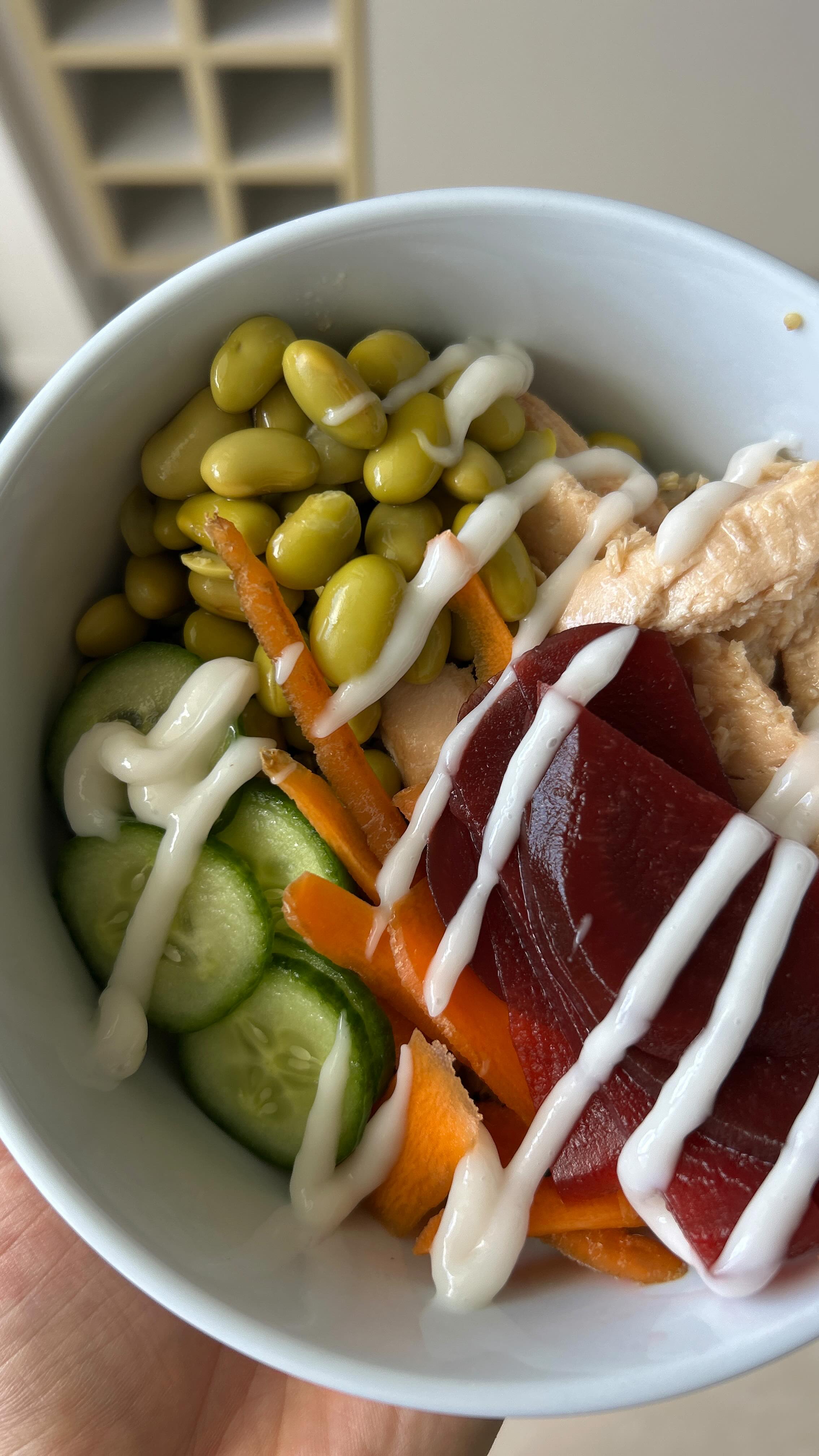 No time for lunch? Steal this one that can be made in under 5mins!
Here’s what you’ll need:
☀️1/2 packet @simplywholesomepantry nourish bowl
☀️ @johnwestaustralia salmon slices
☀️ @edgellau Edamame beans
☀️Veg of choice, e.g. carrot, cucumber, beetroot
☀️Low fat mayo or sauce of choice
You don’t need a perfectly prepped meal or a complicated recipe to eat well.
Sometimes it’s just about throwing a few things together that:
✔️ Keep you full
✔️ Support your energy
✔️ Actually taste good
This is one of my go-to “no time, can’t be bothered” lunches, quick, balanced, and does the job.
Because good nutrition isn’t about doing things perfectly, it’s about having options you can rely on when life gets busy.
Save this for the next time you’re staring into the fridge with no plan 😅
#quicklunch #easylunchideas #dietitian #healthyrecipes #healthymeals