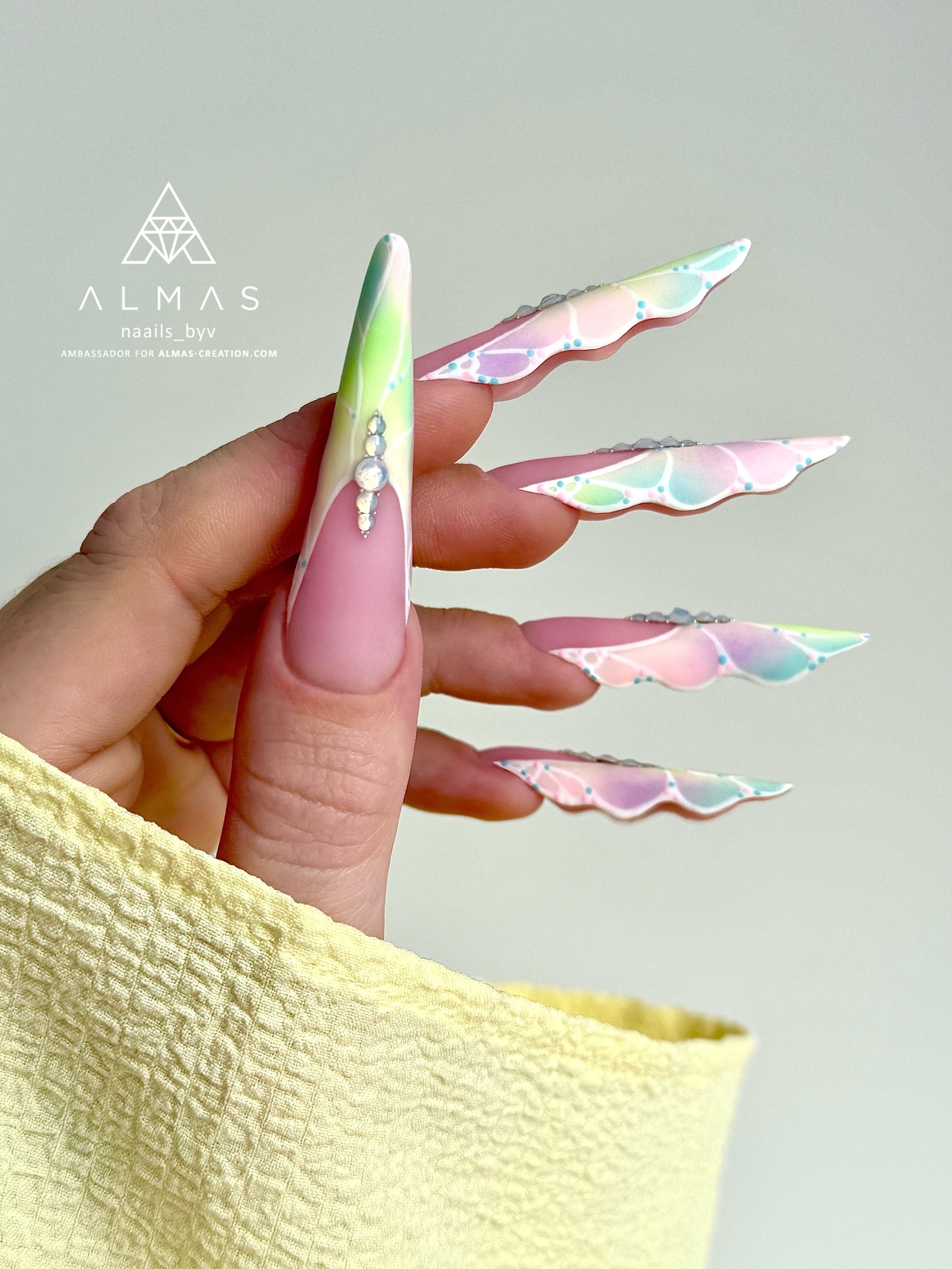 Et vous, qu’avez-vous pensé de la pose butterfly de Valentine qui illustre notre nouveau catalogue en ce printemps 2026? 🦋
Pour obtenir ce résultat, elle a utilisé le builder Candy Pink, le vernis Cornsilk, les paints Snow White/Yoko/Liv/Luiz/Noha, les strass 1, les micro-billes Caviar Silver (S) et la finition mate Velvet Top Coat. On ne s’en lasse pas! 🤩
#butterflynails #nailsbutterfly #butterflynails🦋 #frenchnails #artisticnails