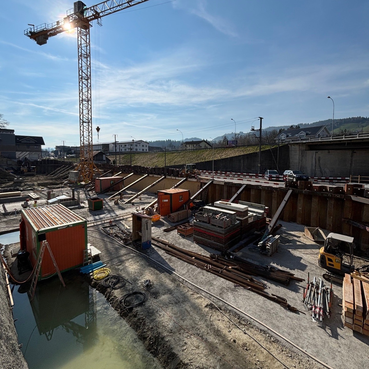 𝗡𝗲𝘂𝗯𝗮𝘂 𝗚𝗲𝘄𝗲𝗿𝗯𝗲𝗯𝗮𝘂 𝘂𝗻𝗱 𝗪𝗼𝗵𝗻𝗴𝗲𝗯𝗮̈𝘂𝗱𝗲 𝗟𝗜𝗪𝗜 𝗔𝗚, 𝗦𝗰𝗵𝘂̈𝗽𝗳𝗵𝗲𝗶𝗺
Die Aushubarbeiten sowie die Baugrubensicherung mit Nagelwand und Spundwand stehen kurz vor dem Abschluss. Bald starten die Ortbetonarbeiten.
Das Gebäude vereint eine kombinierte Bauweise aus Ortbeton, Betonelementbau (vorgespannte Elementdecken & Pi-Decken) sowie Holzbau.
Diese Kombination bringt anspruchsvolle Schnittstellen mit sich und genau hierzeigt sich die Stärke einer durchdachten Planung und Ausführung.
Wir freuen uns auf die nächsten Bauphasen und die weitere Umsetzung dieses vielseitigen Projekts.
S&BAU AG I @pkbauag
#ingenieurbau #tragwerksplanung #holzbau #betonbau #baufortschritt
#schüpfheim #hochbau #tragkonstruktion