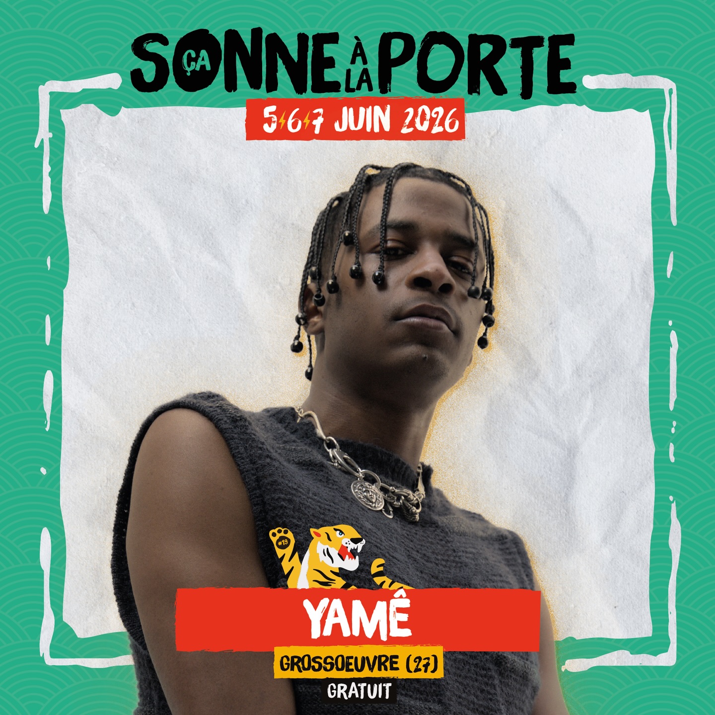 ⚡️💚 FOCUS on YAMÊ 💚⚡️Yamê est un artiste franco camerounais dont la voix singulière, travaillée comme un véritable instrument, façonne un style immédiatement reconnaissable. Son univers s’inspire du groove, du jazz, du rap et de différentes influences africaines, une richesse sonore qui marque sa signature musicale. Autodidacte, il s’est formé dans les jam sessions parisiennes où il développe une aisance scénique naturelle et une présence authentique face au public. Sur scène, entouré de ses musiciens, il crée un lien fort avec la salle et transforme chaque performance en un moment suspendu où se rencontrent émotion brute et maîtrise technique. Révélé par le titre Bécane, il attire également l’attention de Timbaland, ce qui renforce encore sa visibilité. Ses concerts alternent passages intimes au piano et séquences plus percussives, toujours guidés par un groove instinctif. Le live reste son terrain d’expression le plus puissant, l’endroit où sa musique prend toute son ampleur.