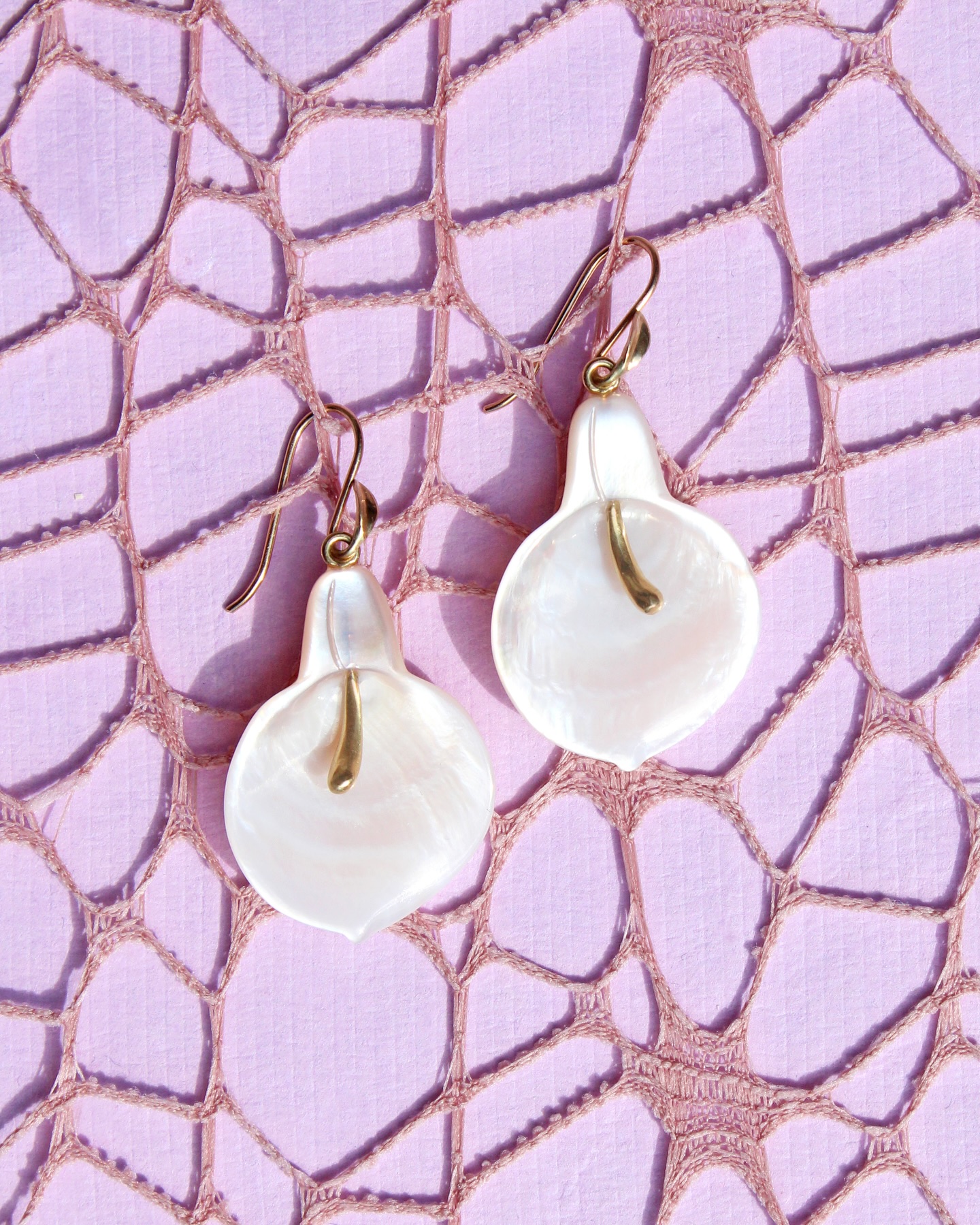 We love @annetteferdinandsendesign and that’s no April fools! 💖 These pink mother of pearl calla lily earrings are the perfect Spring addition to get you through mother natures mood swings 🙂🙃
#spring #whereareyou #itscold #lovejewelry #handmade