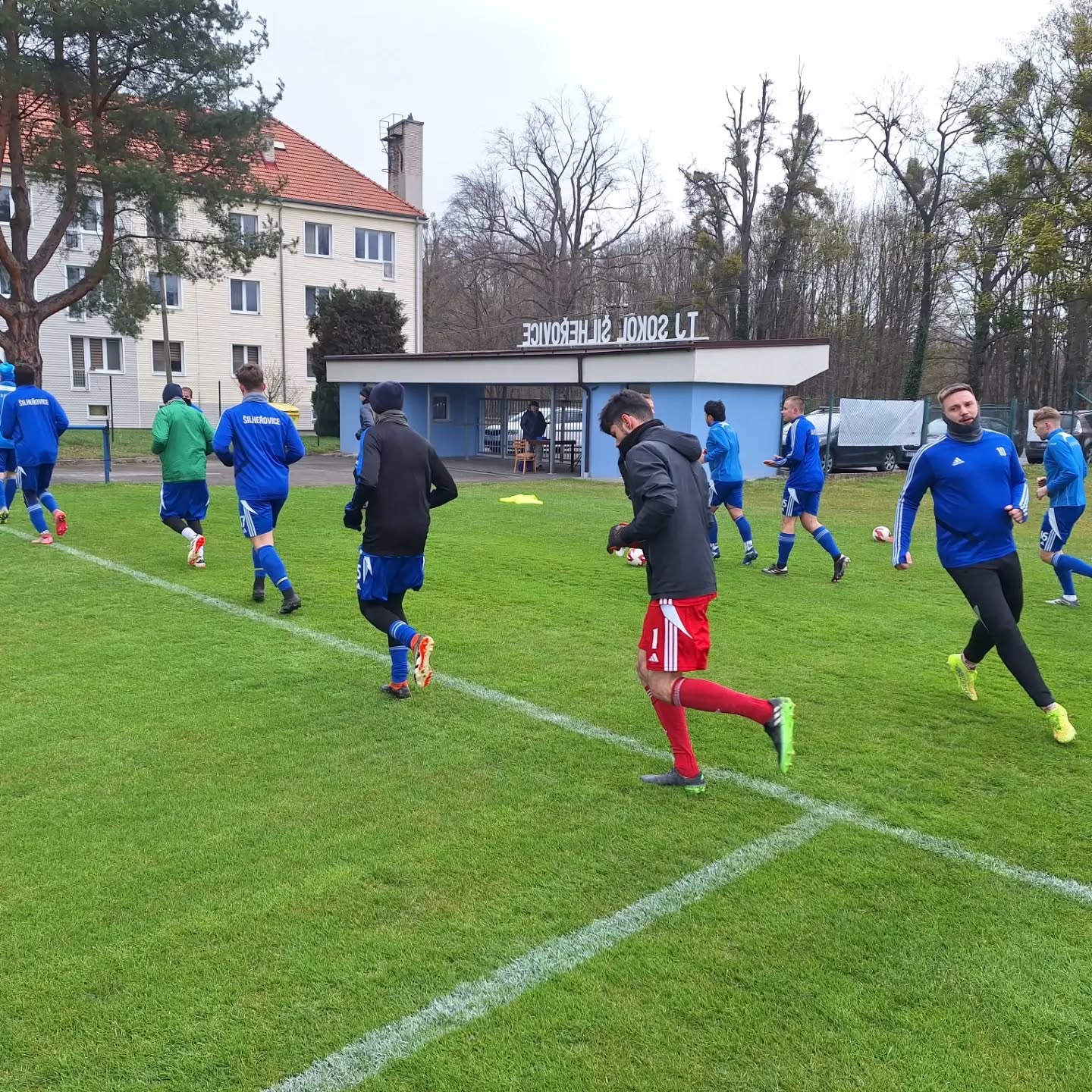 ⚽️ Šilheřovice – Žimrovice 3:2 (2:2)
🔥 Další domácí výhra!
Do utkání jsme vstoupili skvěle – po akci z pravé strany a centru Miníka otevřel skóre Pavel Tkačík – 1:0. 👏
Na 2:0 pak parádně zvýšil Patrik Petr, který z půlky hřiště přeloboval brankáře 🚀
Závěr poločasu ale patřil hostům – nejprve snížili a poté jsme si po centru z pravé strany nešťastně srazili míč do vlastní brány – 2:2.
První půle se hrála ve vysokém tempu a Žimrovice potvrdily svou kvalitu lídra tabulky. Ve druhém poločase tempo lehce opadlo, ale šancí bylo stále dost na obou stranách.
Hosté byli silní v kombinaci, my jsme hrozili z brejků. Skvělými zákroky nás několikrát podržel brankář Szkuta 🧤
⚡️ Rozhodnutí přišlo v závěru – po chybě hostujícího brankáře našel Václavík Dominika Lukáše, který zakončil do prázdné brány – 3:2!
💪 Závěr jsme zvládli a bereme cenné tři body!
✊️Děkujeme fanouškům za podporu🫵👏👍
⭐️ Hvězda utkání: Patrik Petr