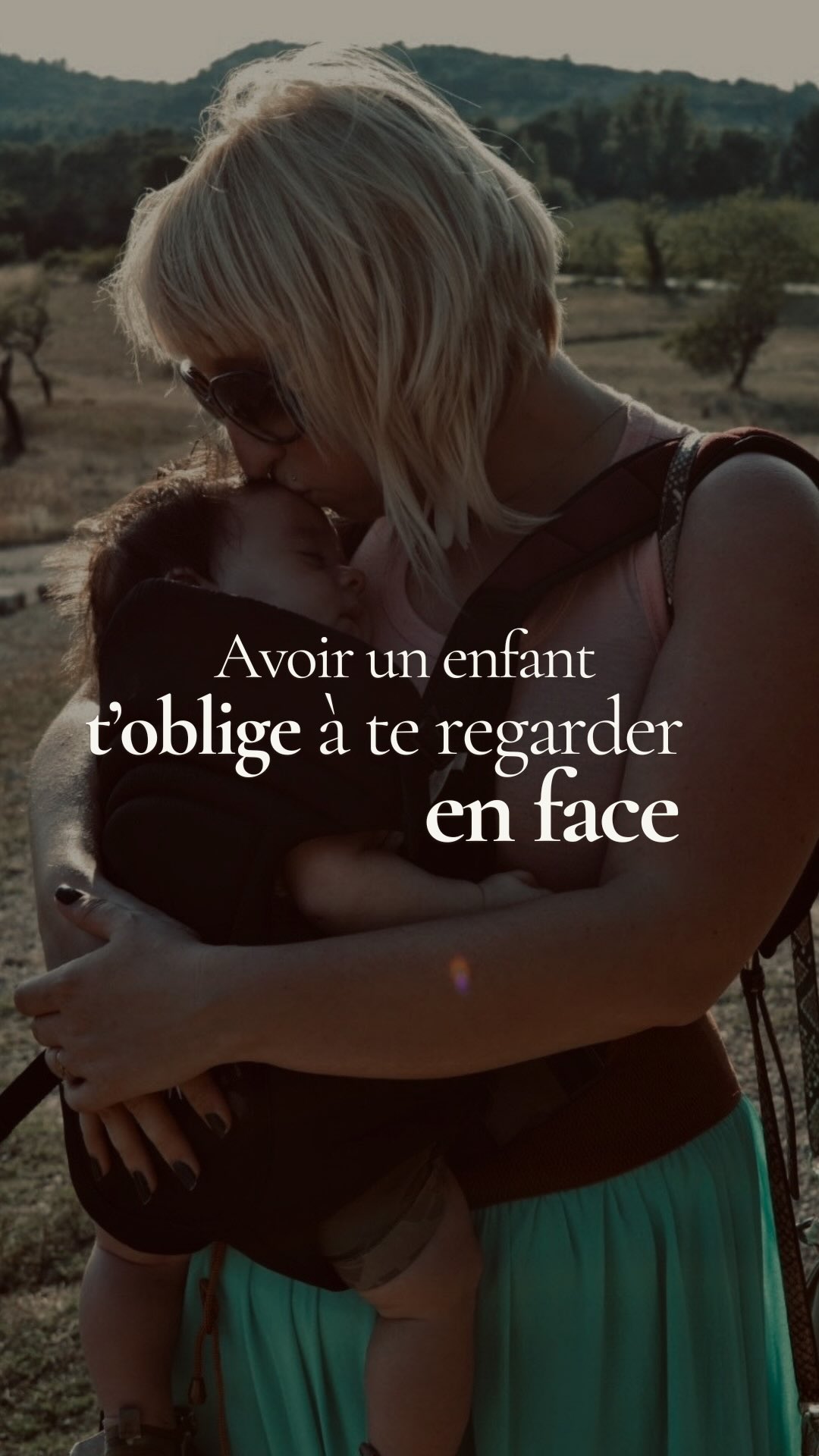 Il y a 12 ans, j’avais peur d’être mère…
Peur de ne pas réussir à l’aimer comme il fallait.
Peur qu’il manque de quelque chose.
Peur de ne pas être à la hauteur.
Peur de me rater.
Alors pendant des années, je me suis posé une question en boucle :
Est-ce que je suis en train de lui montrer l’exemple…
ou est-ce que je suis en train de lui montrer ce qu’il ne faut pas faire ?
Parce qu’on peut dire tout ce qu’on veut à nos enfants,leur expliquer la vie, leur dire d’avoir confiance en eux,de se respecter,
de ne pas se laisser marcher dessus…
Mais si nous :
➡️on n’ose pas
➡️on se sacrifie
➡️on ne se respecte pas
➡️on reste dans des vies qui ne nous rendent pas heureux
➡️on accepte l’inacceptable
➡️on n’ose pas dire non
➡️on vit à moitié…
Alors ce n’est pas ce qu’on dit qu’on leur transmet…C’est ce qu’on vit💥
Et ça, ça m’a fait grandir…
Énormément.
Parce que je n’ai pas seulement voulu être une “bonne mère”.
J’ai voulu être une femme qu’il puisse prendre en exemple sans même que j’aie besoin de parler.
Parce qu’au fond, nos enfants ne nous écoutent pas ➡️ Ils nous regardent vivre.
Alors j’essaie, chaque jour, de devenir une femme dont mon fils pourra être fier,et pas seulement une mère qu’il aime❤️
Bref, il y a douze ans, c’était le plus beau jour de ma vie❤️
Et toi…
tu penses que ton enfant apprend quoi en te regardant vivre ?