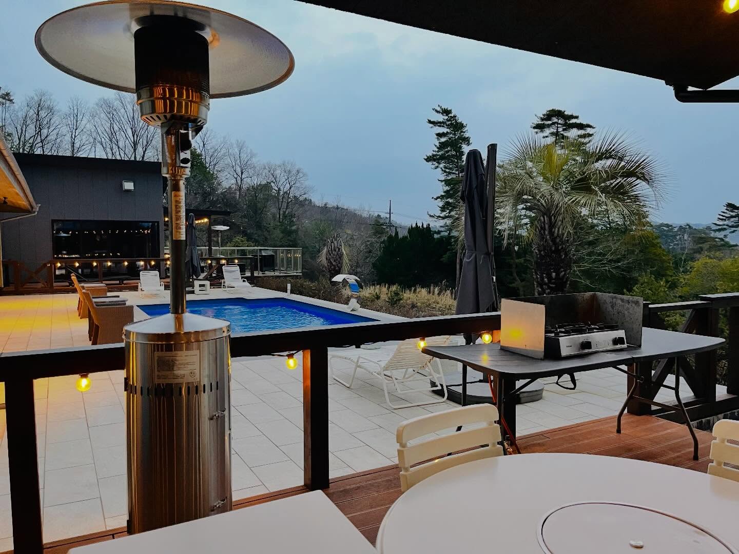 おはようございます😊
GOODLUCK Anjo 石原です
3月29日(日) 30日(月)は連休をありがとうございました
お陰様で家族と楽しい時間を過ごす事ができました✨
連休初日は滋賀県甲賀市信楽町にあるグランピング施設 The Rose Villageさんのコテージに宿泊して、お部屋でバーベキューやカードゲームをしたり、施設内で卓球をしたり、2日目は信楽といえば焼き物が見たい!という事で、うつわのお店を巡ったり、カフェでお茶をしたりして過ごしていました☕️
The Rose Villageさんの事は1つ前の投稿で詳しく書かせて頂いているのですが、本当に良い所でした☺️
(かなりオススメです!)
うつわのお店巡りは何処のお店も良かったのですが、中でも「かまーとの森」さんがすごく良くて、家族みんなで気に入ってしまいました。
そして、店舗の玄関に置く植物の鉢や施術室の棚に飾る一輪挿し、家族用では湯呑みを買って来ました。
うつわのお店巡りの途中で、「CAKE&COFFEE&GALLERY TORASARUさんでコーヒータイムを過ごしたのですが、こちらのチーズケーキが抜群に美味しかったです!
今回の旅はコテージでゆっくりと宿泊するところから始まって、うつわのお店やカフェを巡り、何処の施設やお店も、空間・接客など、すごく素敵で温かくて、本当に良い時間を過ごす事ができました。
今日からの営業で、その経験を活かしていけたらと思っております!
それでは、今週もよろしくお願いいたします☺️
まだ午前の部では12:00、午後からは15:00に空きがあったりしますよ✨
良かったら、カラダのメンテナンスにいらしてくださいね🌿
待合室にお菓子のご用意がありますので、もし良かったらお気軽に食べてくださいね♪
#お休みをありがとうございました#滋賀県#甲賀市#信楽焼#信楽