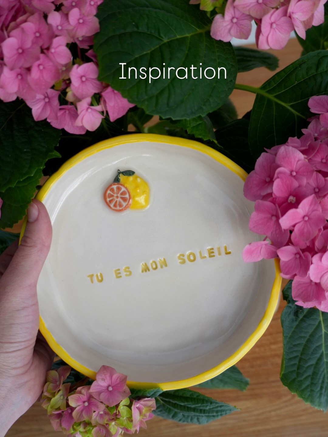 Les inscriptions sont ouvertes !
Le nouveau trimestre de cours de poterie à Nice est lancé.
De mai à juillet 2026, je vous accueille à l’atelier pour un temps de création, d’apprentissage et de recentrage.
Ces cours de céramique à Nice s’adressent à tous les niveaux, débutants comme initiés. Vous apprendrez toutes les étapes de la poterie : modelage, décoration, engobes, émaillage, dans une approche progressive et personnalisée.
Chaque élève avance à son rythme, dans un petit groupe, avec un accompagnement attentif et bienveillant.
Nice – Quartier Garibaldi
Places limitées
Si vous recherchez un cours de poterie à Nice, une activité créative ou un moment pour vous reconnecter à vos mains, cet atelier est fait pour vous.
Pour réserver votre place, envoyez-moi un message privé.
Et si vous pensez à quelqu’un qui pourrait aimer cette expérience, n’hésitez pas à lui partager ce post.