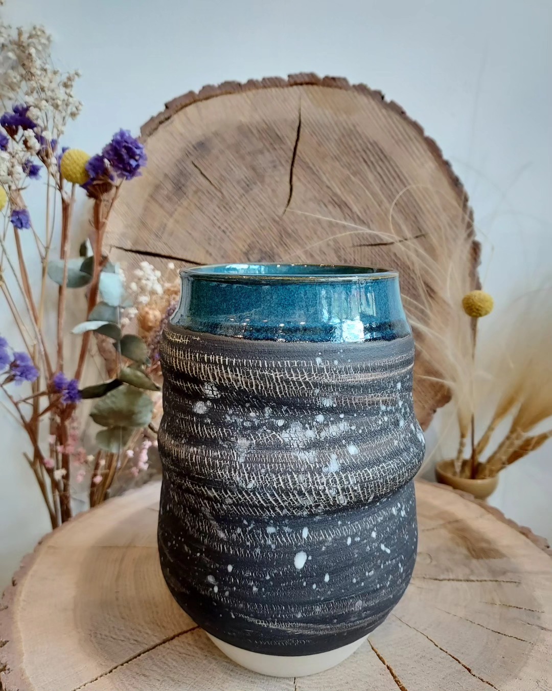 MAI | JUIN 2024
🌷à la boutique de l'atelier🌷
Et voici les vases en céramique craquelés façonnés avec la même technique de fabrication des Chawans (bols à thé).
Ils ont une belle taille, 20 cm de hauteur, sans prendre trop de place mais tout à fait prêts à accueillir des bons bouquets bien garnis. 💐
Cette petite série de pièces uniques est entièrement fait à la main. Tourné au tour de potier en grès blanc et engobés avec plusieurs terres différentes : porcelaine, terra nigra et grès rouge de Xing.
Je serais là ce samedi de 11h à 15h, pour vous et pour vos mamans.
Et si vous souhaitez recevoir une des mes créations en cadeau, n'hésitez pas à faire passer le message 😉.
Bien le bisou.
😚
______________________________________________
#vaseceramique #chawan #bouquetdefleurs #fleurscoupées #pieceunique #fêtedesmères #faitmainenfrance #paris12 #paris