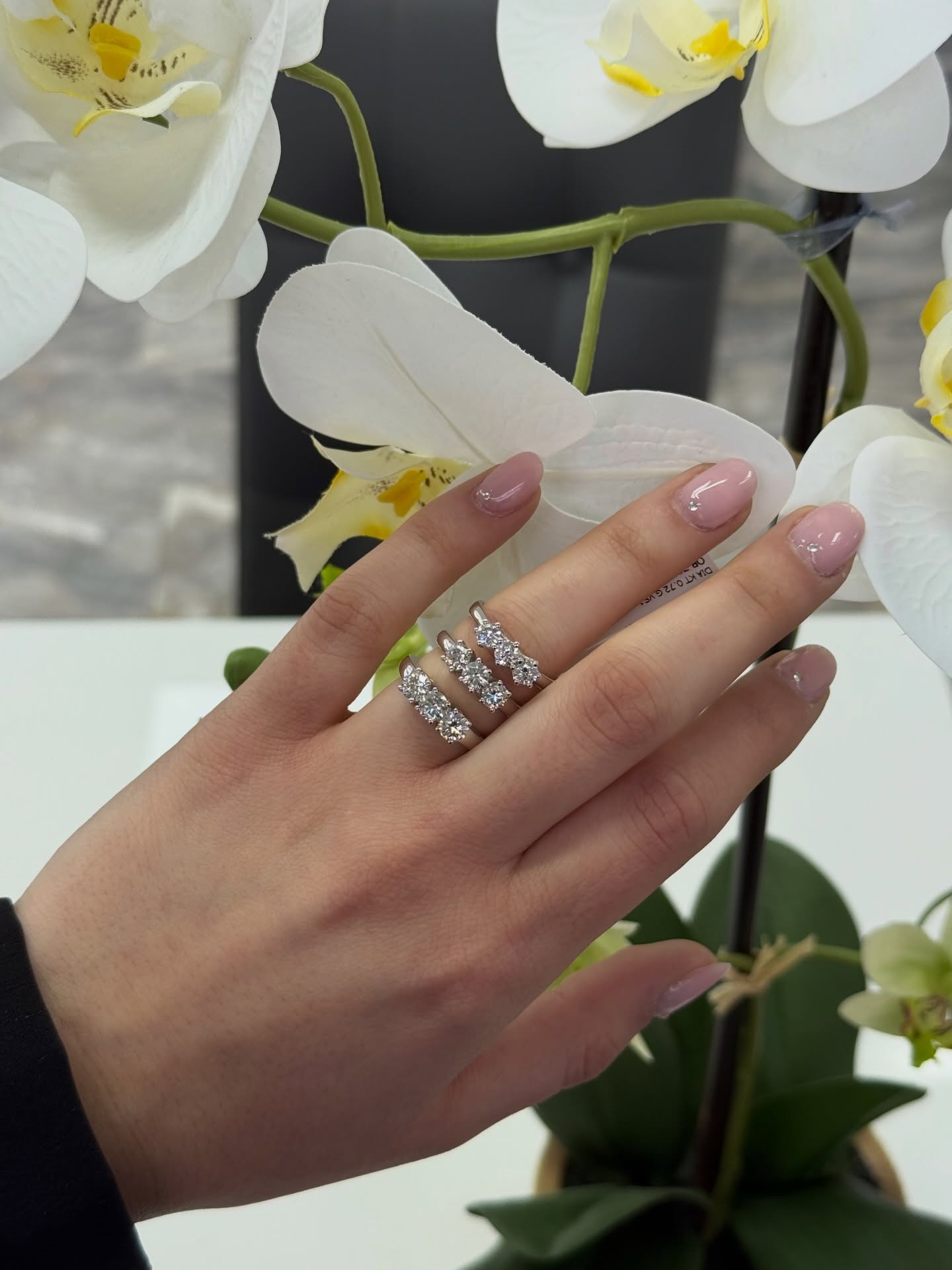 Selezione di anelli Trilogy in oro bianco 18k e diamanti naturali taglio brillante.
Per avere ulteriori dettagli scrivici in DM!
#oro #anellitrilogy #gioielli