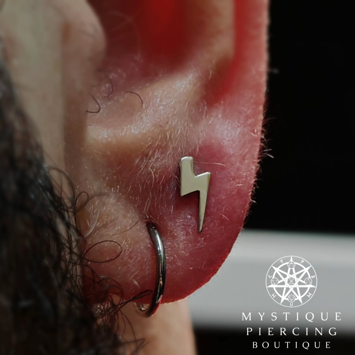 An awesome second Lobe with Lightning Bolt from @tremunpiercing
Piercer: @symbiotic_piercing @paid2stab
Using: @probodyart @purklenz
Aftercare: @neilmedpiercingaftercare