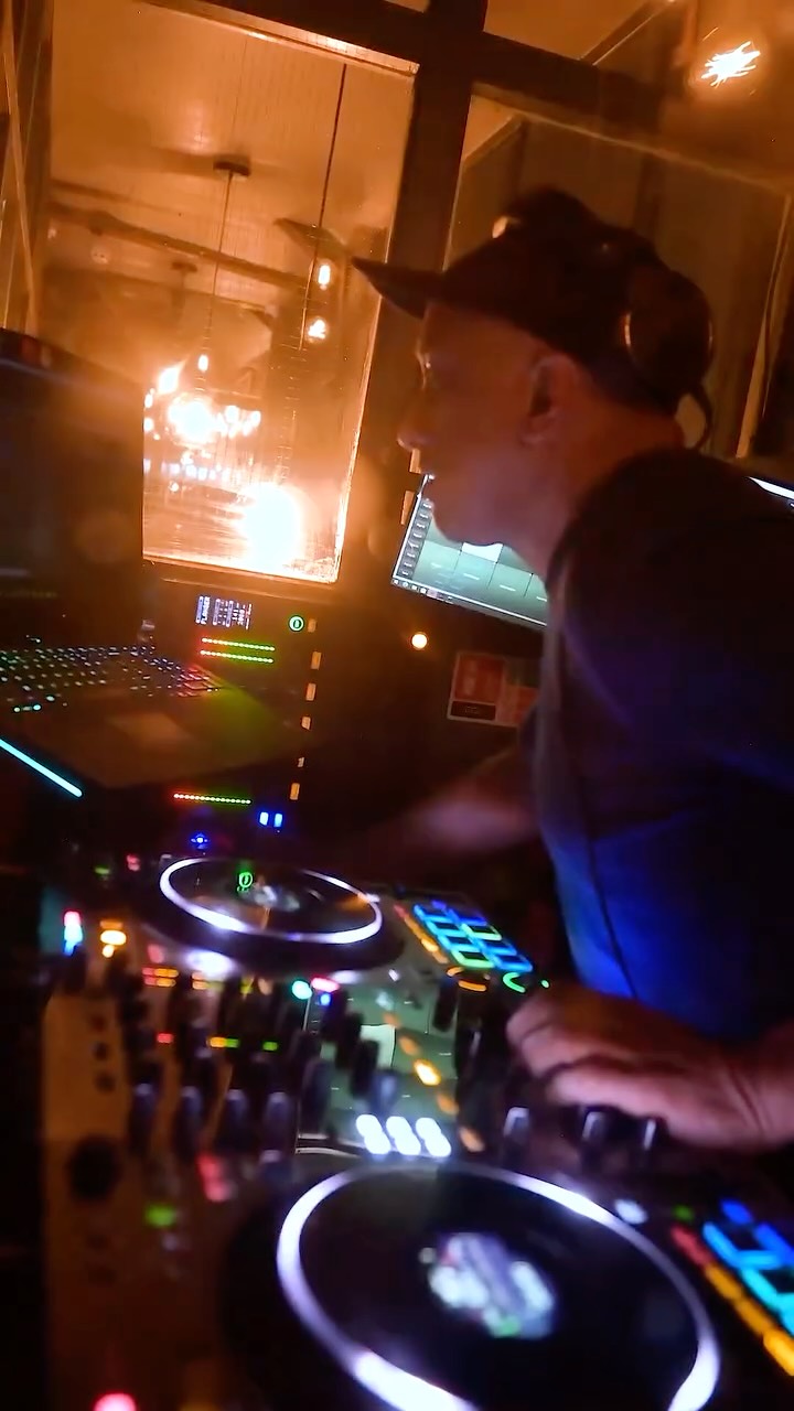 Happy Easter Monday! 🐣 Finish the long Easter weekend with a drink (or two) today.
We’re open from 10PM to 3AM tonight. 🪩
#Hanks #OxfordBar