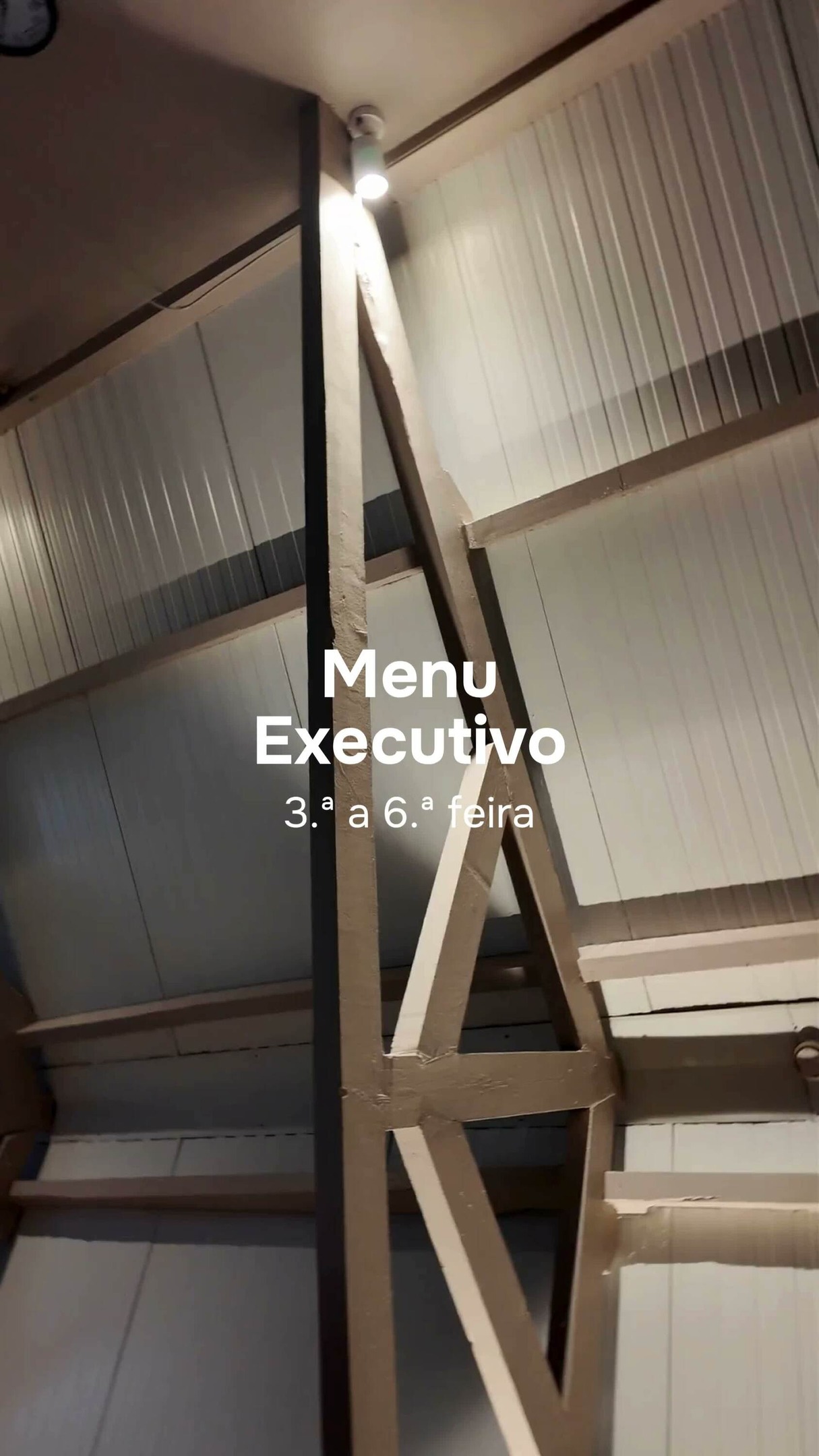 🇵🇹 De segunda a sexta-feira, o menu executivo do @matsu_wine_sushi está disponível por apenas 17€. Sushi fresco, sossego garantido e a desculpa perfeita para fugires do escritório.
🇬🇧 Monday through Friday, Matsu's executive menu is available for only 17€. Fresh sushi, every time you want it.
#AldeiaDaPraia #Sushi #Matsu #MenuExecutivo #UberEats #Lisbon