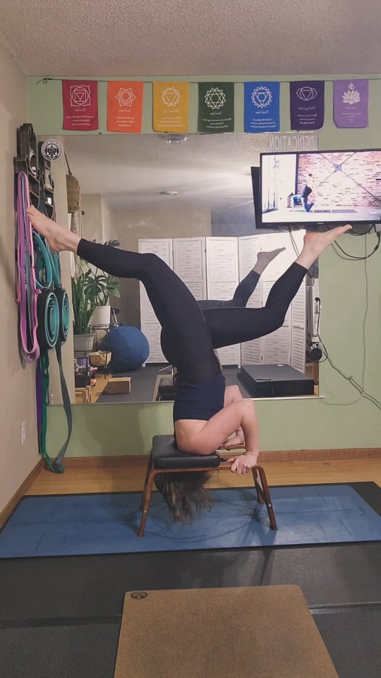 Feet up playtime this morning to help stretch the front side of the body - ahhhhh ☺️
@feetup #feetup #feetupyoga #yogaplay