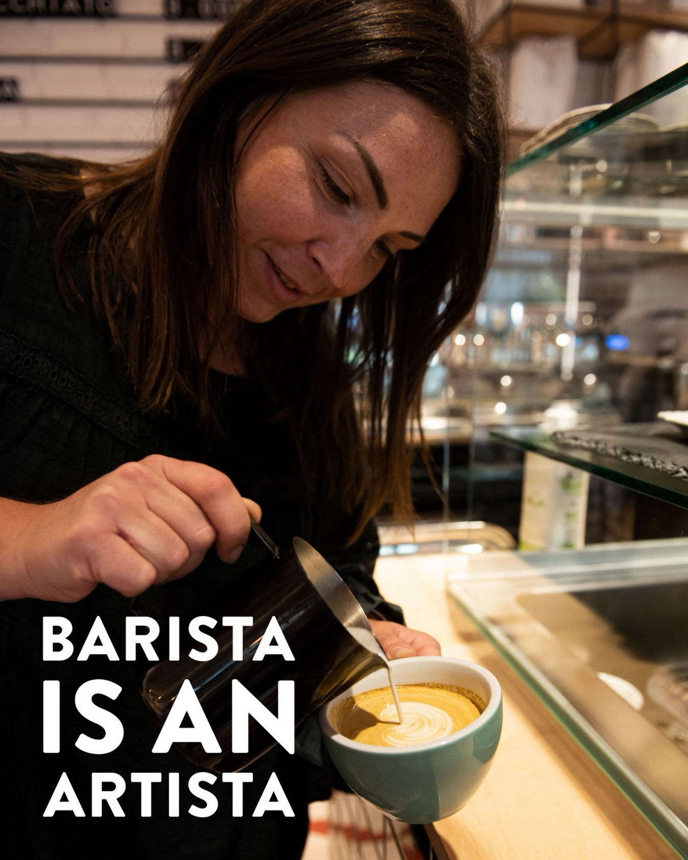 Barista, c’est un artiste.
Mais version caféine, pas version drame existentiel.
Il y a ce moment juste avant que le lait touche le café… tout ralentit. La crema tient. Le geste est précis. Et soudain, ce n’est plus juste un café.
Chez @cerealloves on prend ça très au sérieux. Peut-être un peu trop. Mais c’est exactement comme ça qu’on crée une tasse qui se ressent vraiment.
Passez voir. Ou mieux… goûtez.
#CerealLoversLuxembourg #CoffeeLoversLuxembourg #BaristaArt #CafeLuxembourg #LuxembourgVille