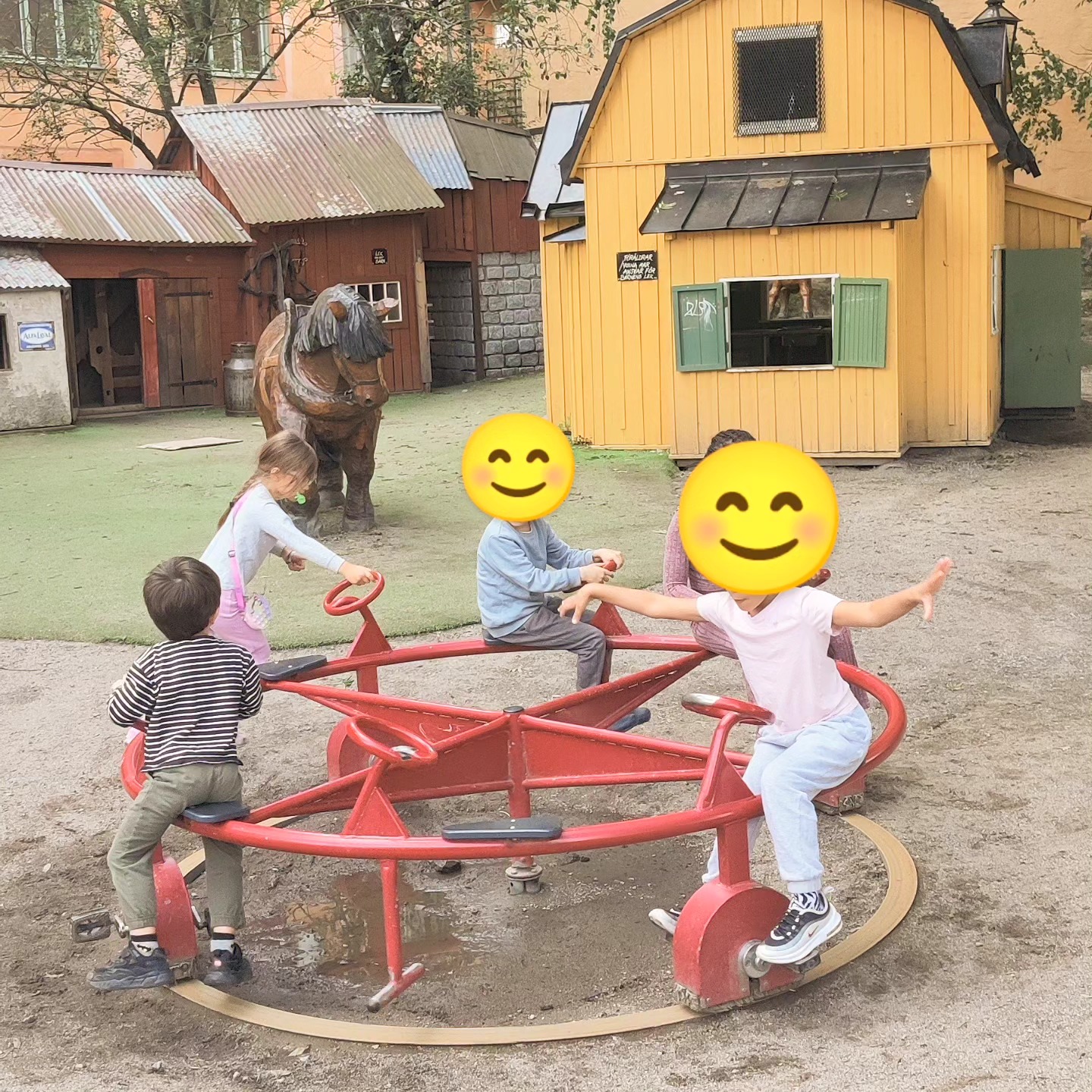 Ute-lek med fin utsikt på sommarfritids! 🙂