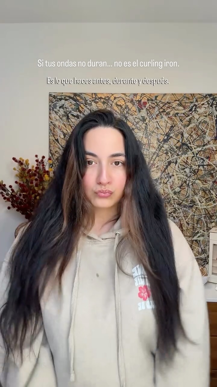 Me preguntan TODO el tiempo cómo hago mis ondas para que duren…
y aquí está la verdad:
🚨 No es la herramienta.
Es cómo preparas tu cabello antes, durante y después del calor.
Mi sistema:
• Protector de calor → protege y prepara la hebra
• IR Clinical (suero de crecimiento) → fortalece desde la raíz (esto es clave)
• Dry Texturizing Spray → mi secreto para que los rizos me duren días
• Suero Bond IQ → rompe el rizo perfecto, elimina el frizz
y repara la hebra después del calor + deja un brillo brutal
✨ Resultado: ondas con movimiento, sin frizz y que sí duran
La mayoría intenta fijar el rizo…
yo preparo el cabello para que el rizo se sostenga solo.
Si quieres que te pase exactamente cuáles uso + el orden,
escríbeme RIZOS 🤍
#LevelUpCollective #OndasPerfectas #HairRoutine