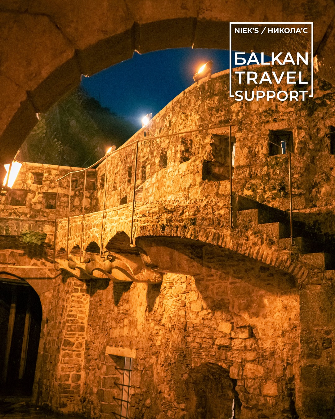 🇲🇪 Super mooie sfeerimpressie van nachtelijk Kotor, gemaakt door Balkan Travel Support's lokale expert Zorka! ❤️