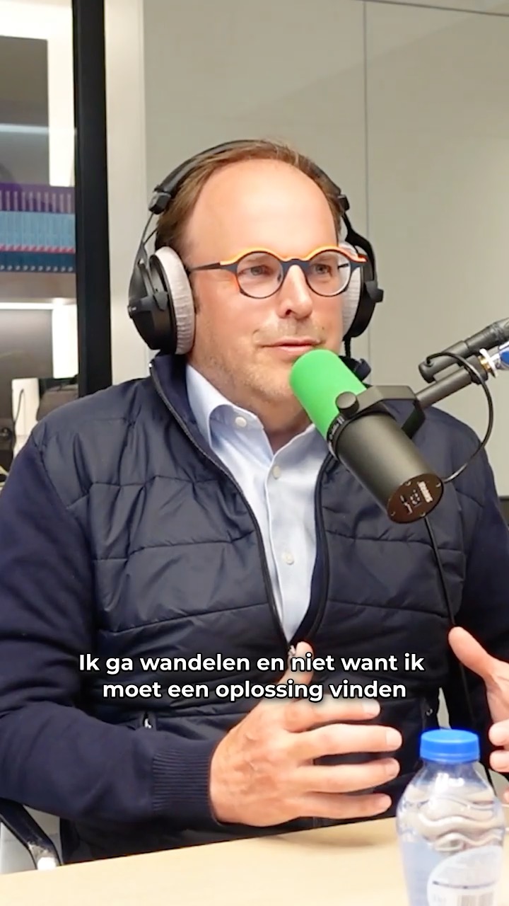 Productiviteit staat haaks op creativiteit.
Hoe meer je gefocussed bent op je productiviteit, hoe minder productief je mischien wel bent.
Want zeg nu zelf.
Als je hyperfocussed bent op je computerscherm… komen dan de beste ideeën voor je business of je leven?
Of komen die ‘toevallig’ onder de douche, in de file of tijdens een wandeling?
Dat heb je ongetwijfeld ook al meegemaakt.
En de reden daarvoor is simpel.
Door wat minder productief te zijn, komt je Default Mode Network in actie in je brein.
En wanneer je in deze modus bent, kan je makkelijker verbindingen maken tussen herinneringen, emoties, ervaringen en losse gedachten. And that’s where the magic happens :).
Da’s precies de reden waarom ik wel vaker mijn wandelschoenen aantrek in het midden van de werkdag. Weliswaar altijd met mijn schrijfboekje bij de hand zodat ik alles wat ‘opkomt’ ook kan capteren en verwerken wanneer ik terug aan mijn bureau ben…