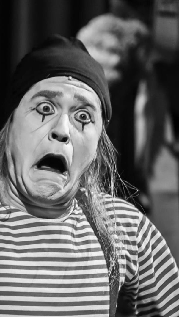 Una vez fui un tal Marcel Crussoe, primo hermano lejano de un tal Marcel Marceau. Durante tres años recorrimos los mejores teatros del país con @lacubanateatre
#mimo #clown #actor #teatro #comedia