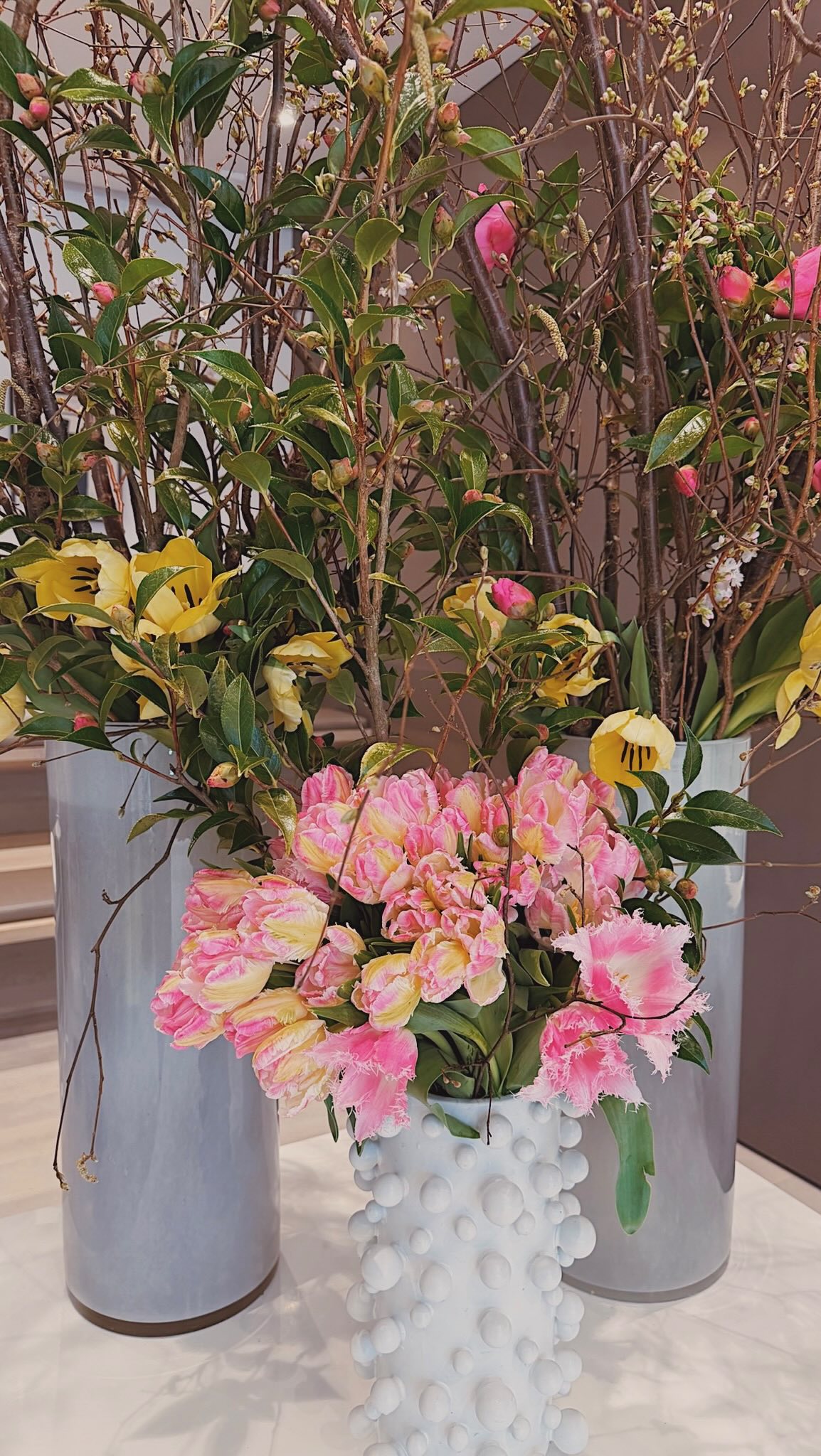 A spring composition built on contrast and movement.
Structured branches. Layered tulips.
Light. Controlled. Expressive.
#Ornamento #FloralDesign