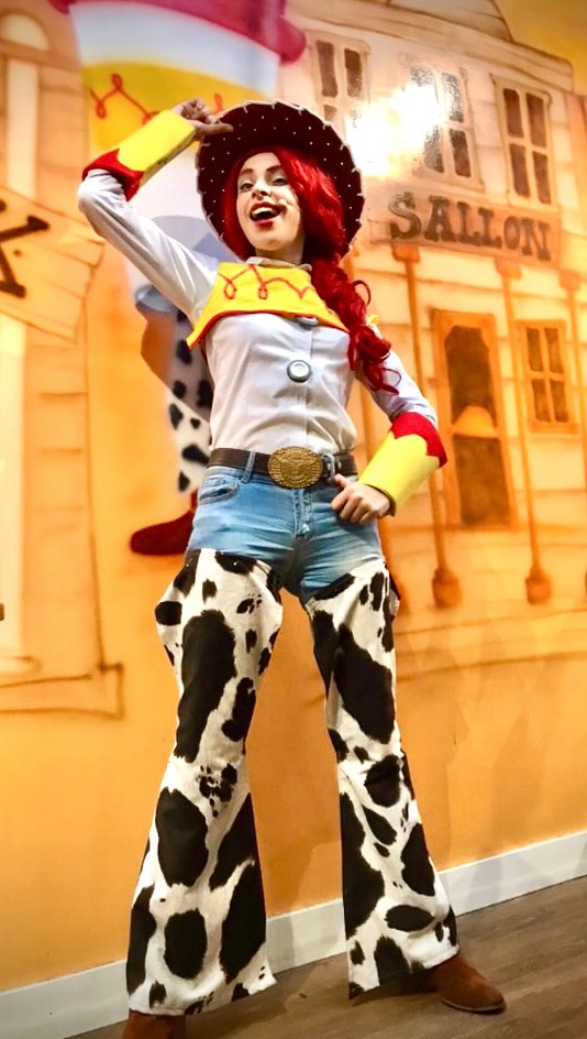 Há cinco anos a gente estreava esse espetáculo… e, desde então, ele nunca mais foi o mesmo.
Porque cada apresentação carrega algo novo.
Um olhar diferente na plateia.
Uma criança que ri pela primeira vez com aqueles personagens…
E um adulto que, de repente, se reconhece ali — lembrando de quando também era só uma criança.
Toy Story tem isso.
Ele atravessa gerações sem pedir licença.
Ele conecta pais e filhos no mesmo lugar: o da imaginação, do afeto, da memória.
E é muito bonito ver isso de perto.
Ver pais apontando pros personagens com brilho nos olhos, dizendo “eu assistia isso quando era pequeno”…
E, agora, dividindo esse momento com seus filhos.
Pra gente, não é só mais um espetáculo.
É uma jornada.
É história sendo construída apresentação após apresentação.
E talvez seja por isso que, mesmo depois de tantos anos,
cada vez que a cortina abre… ainda parece a primeira vez.
#ToyStoryBrasil
#TeatroInfantil
#EspetaculoInfantil
#EventosInfantis
#TeatroParaEventos