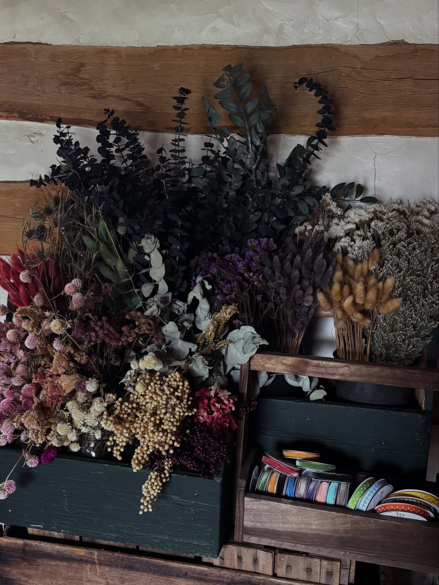 Weekends recap, Flora Bunny Wreaths:
We laughed, we created, we snacked.
We were cozy, we chatted, we hung out with kitties.
A great weekend and much appreciation to Eve and Emily for enjoying another workshop at Floriculture!