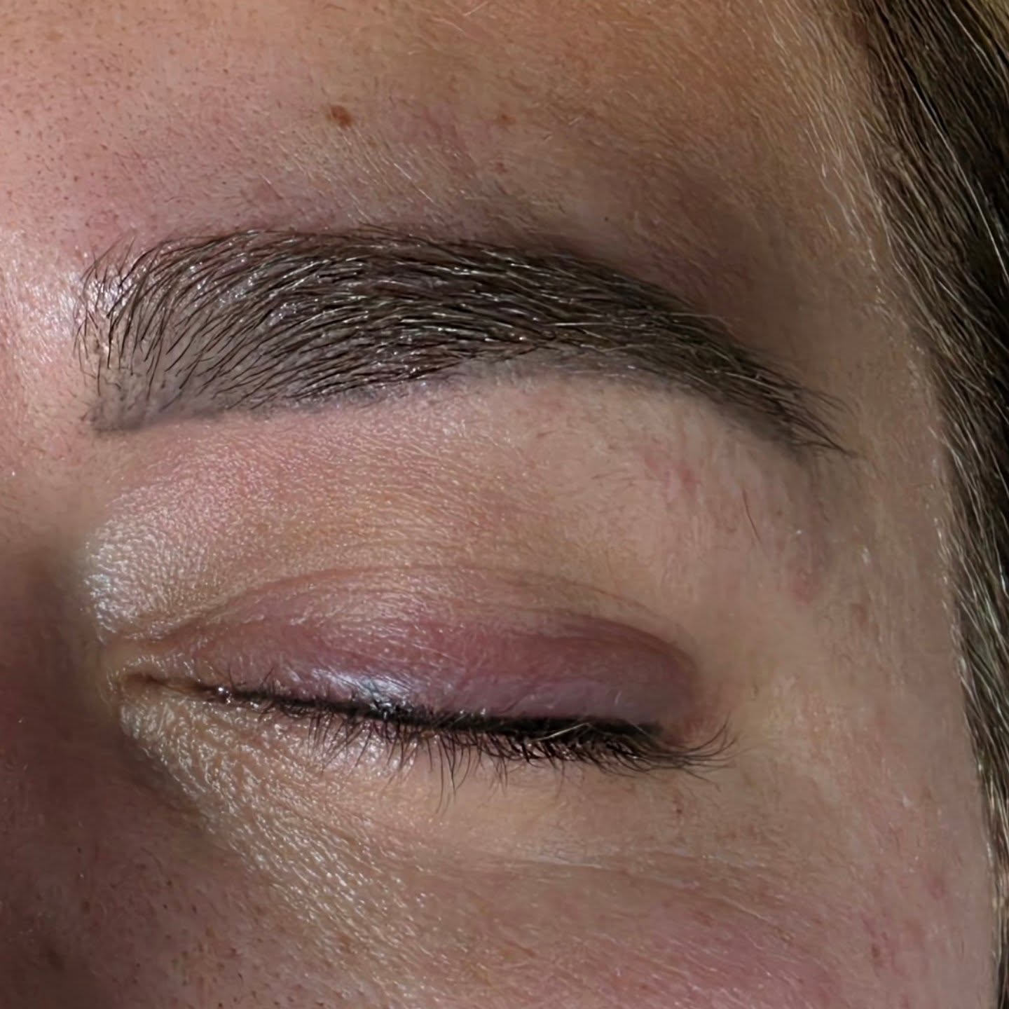 Voor en na de laser behandeling. Zijn jou wenkbrauwen niet mooi meer van kleur en/of vorm door oude pmu? Misschien is laseren dan een oplossing. Kosten: 50 euro per behandeling.