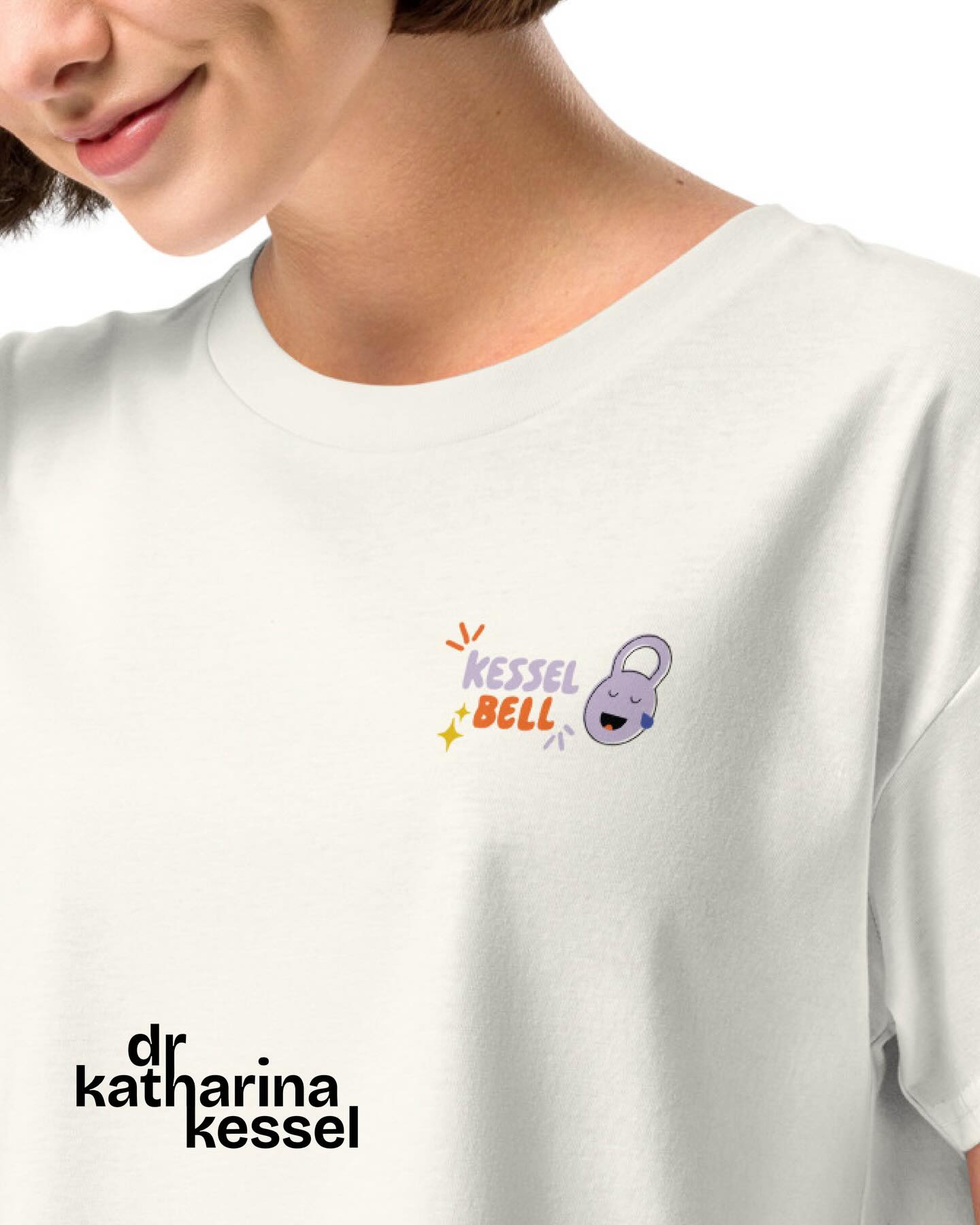 Manche Dinge sind so offensichtlich, dass man sie erstmal nicht sieht – so wie in diesem Fall: In der Community von Dr. Katharina Kessel liegt ein Fokus auf Krafttraining. Und ihr Lieblingstrainingsgerät ist dabei die Kettlebell – zu deutsch: Kessel! ☺️
Eine ihrer Coachees sagte daher gerne, sie geht “kesseln”, wenn sie an ihren Kursen teilnahm – und so war die Idee der “Kesselbell” geboren.🚀
Ich durfte für sie also ein ganz besonders Maskottchen entwickeln: die Kesselbell – inspiriert von ihrem Namen und ihrer Kraft. Die Kesselbell steht für Stärke, Spaß, Zusammenhalt und die freudige Energie, mit der @drkatharinakessel in ihrer Community am Werk ist und wird von jetzt an ein treuer Begleiter sein. Je nach Mood ist sie in verschiedenen Varianten einsetzbar.
Dazu gibt’s noch frechfröhliche Schriftzüge, die ich ebenfalls gestalten durfte. Die hübschen Shirts + Hoodies gibt’s nun in Katharinas Shop. Was sagt ihr, cool oder cool? 🙃😍🌈
•
#graphicdesign
#freiformdesignstudio
#gutessichtbarmachen
#werisebyliftingothers