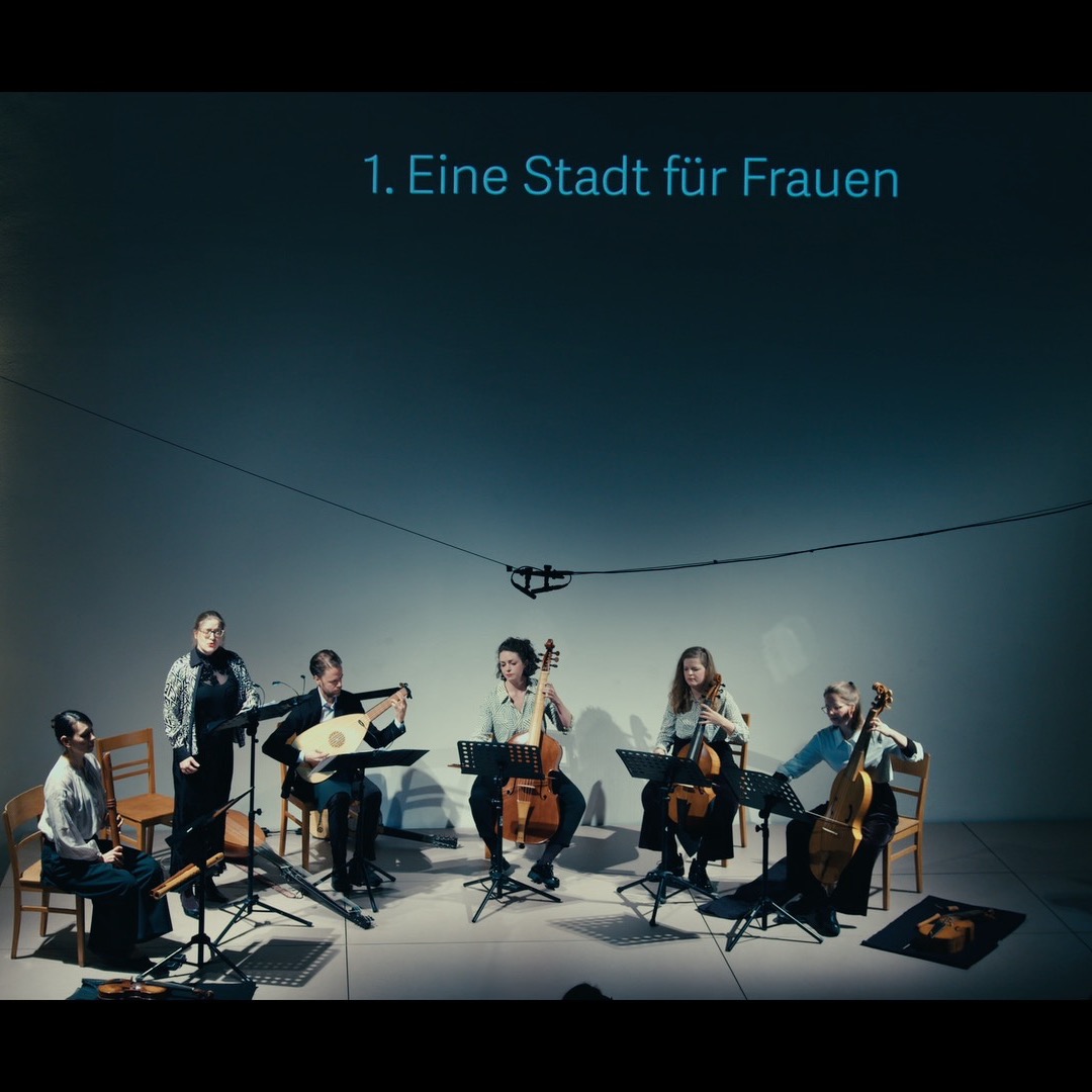 Vor einem Jahr haben wir mit THE WOMAN QUESTION einen Raum geöffnet –
zwischen Musik, Text und Geschichte.
Ausgehend von den Querelles des Femmes haben wir Stimmen hörbar gemacht:
Christine de Pizan, Lucrezia Marinelli, Moderata Fonte, Arcangela Tarabotti.
Sie widersprachen einer Ordnung, in der weibliche Perspektiven angezweifelt, relativiert oder übergangen werden.
Der Fall von Collien Fernandes macht leider deutlich, wie hartnäckig die Strukturen bis heute sind. Wir teilen den Trailer heute erneut – als Erinnerung, dass diese Auseinandersetzung nicht abgeschlossen ist. Wir stehen an ihrer Seite.
#sonusfeminae #thewomanquestion #querelledesfemmes #sonusfeminae #thewomanquestion #querelledesfemmes #solidarity #collienfernandes
@miakoklein @st.elisabeth.villaelisabeth @tiefsaits @mirjamluise @alma.s.cello @konstanze_waidosch @magnuslute @iginer @guillem.hh