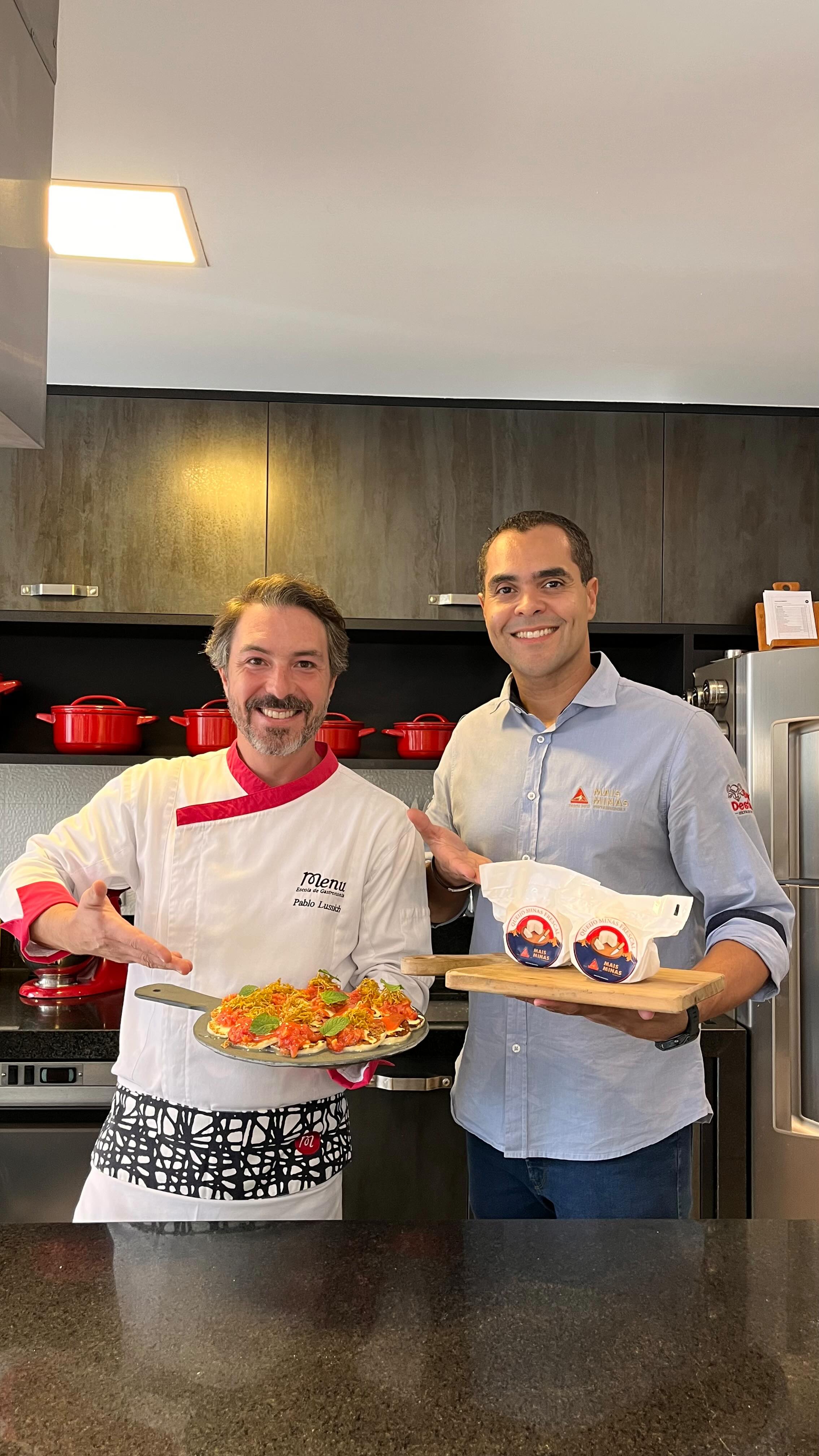 Queijo Frescal Mais Minas Grelhado com Compota de Goiaba ❤️
Queijo douradinho e goiaba docinha sem desperdício nenhum. Esse é aquele doce irresistível que a vida pede em qualquer dia da semana! 😋
Preparamos mais essa receita fantástica com a cara da Menu para provar a versatilidade incrível do Queijo Minas Frescal – o lançamento da Mais Minas que já virou queridinho nas cozinhas da Menu. 🧀✨
Uma sobremesa simples, elegante e equilibrada para transformar qualquer refeição em um momento especial!
Ingredientes:
• 400 g de Queijo Minas Frescal Mais Minas
• 400 g de goiaba vermelha (firme)
• 120 g de açúcar refinado
• Açúcar demerara Q.B.
• 30 ml de suco de limão
• Folhas de hortelã Q.B.
*Q.B. = Quanto Baste (o famoso “a gosto” 😉)
🎥 O modo de preparo está no vídeo 👆
Já salva essa receita para você arrasar na sobremesa e, claro, testar o nosso frescal na prática! ❤️🧀
