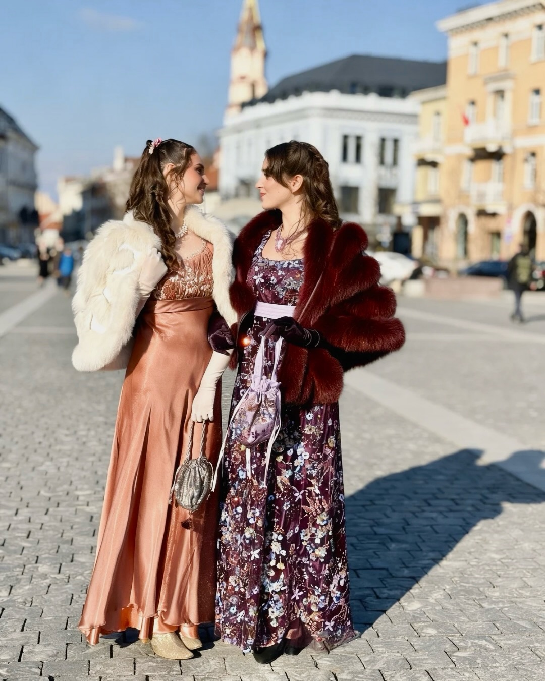 O kas, jei jūsų įprastas susitikimas su draugėmis virstų elegancija alsuojančia akimirka? ✨
Įsivaizduok: elegantiška, lyg princesės, suknelė, geriausia draugė šalia, juokas ir taurių skambesys šiltoje popietės saulėje.
Leiskite sau patirti magijos kupiną nuotykį.
Susikurkite savo „princesių dieną“. 🤍
Suknelių nuoma: 55–70 €