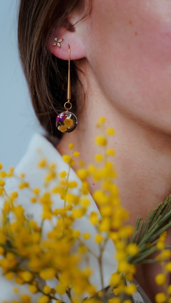 Le vrai luxe n’est pas celui qu’on croit…
Chaque bijou que je crée commence par une fleur 🌸
Cultivée, cueillie, transformée avec patience et passion
Des pièces uniques, faites à la main
Si tu cherches un bijou qui a du sens… tu es au bon endroit ✨
Et toi, c’est quoi ta vraie richesse ? 🌸⬇️