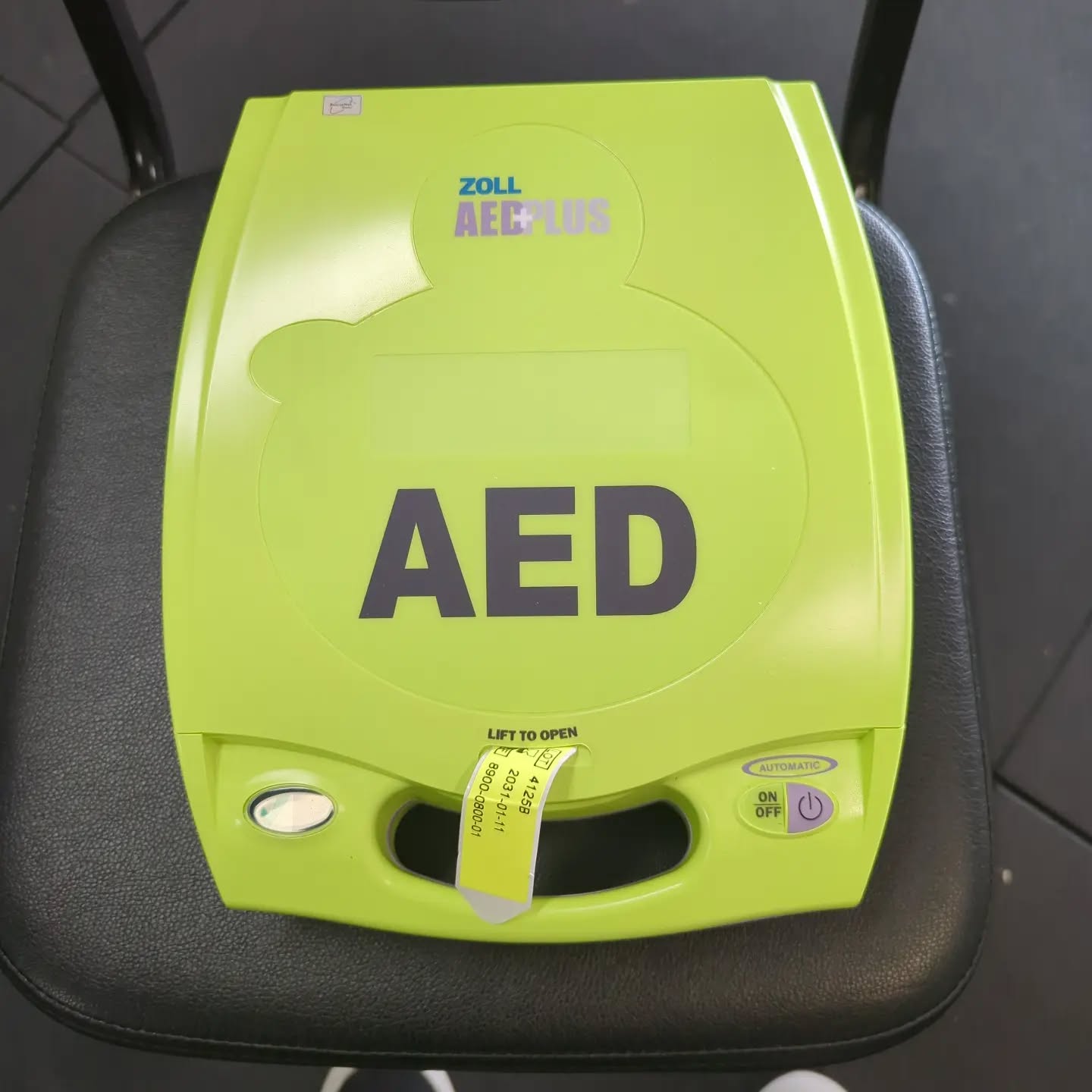 The newest addition to the clinic! Thanks to the person who donated this to us, everyone is very appreciative of the extra safety they now have when attending their group classes.
Here's hoping we never have to use it!